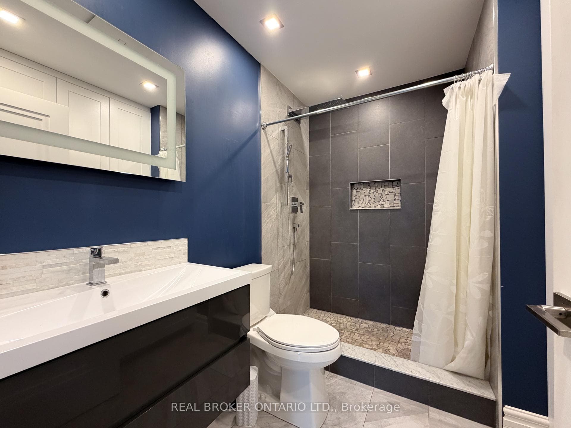 Newly Renovated 3 piece bath
