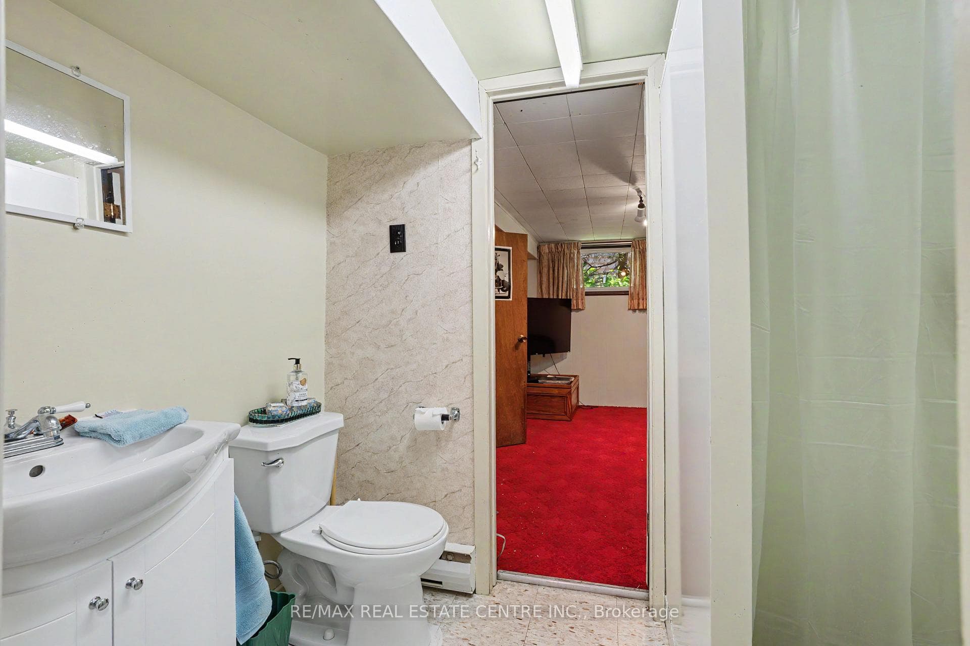 2068 Wellington Avenue photo 31