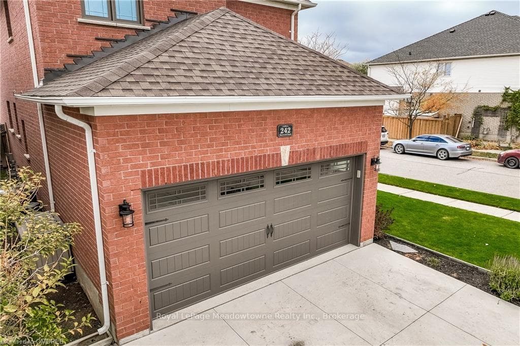 242 SHERWOOD Road photo 4