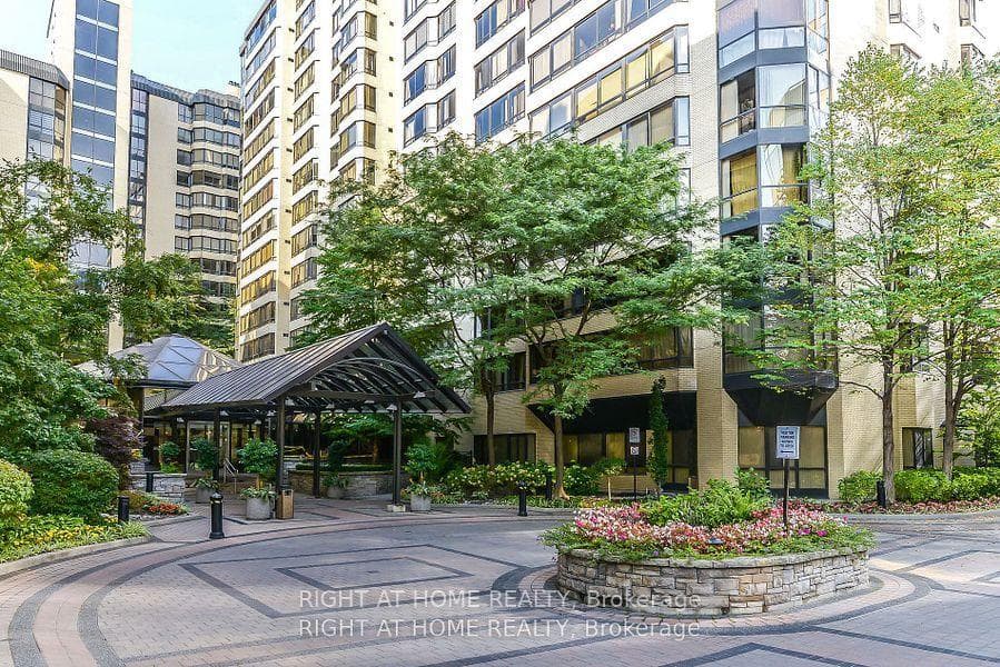 280 Simcoe Street Unit 807 photo 1