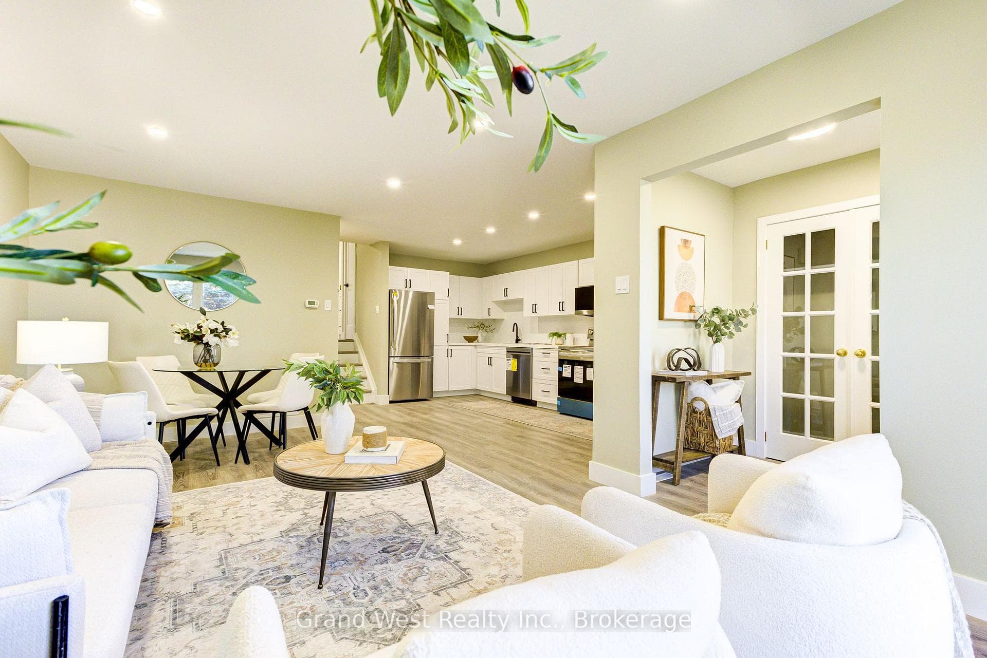 235 Sunset Boulevard photo 13