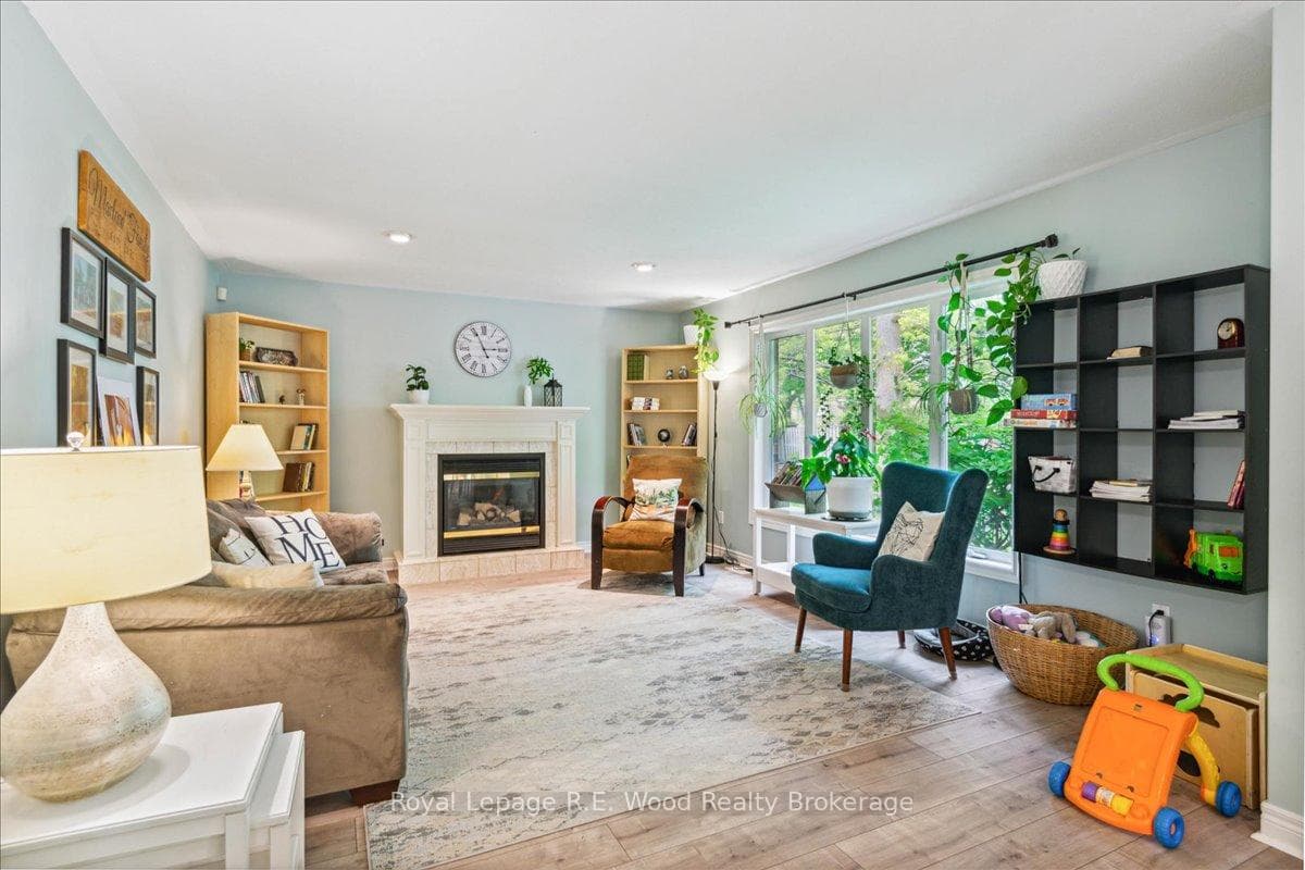 43 WOODLAND Crescent photo 5