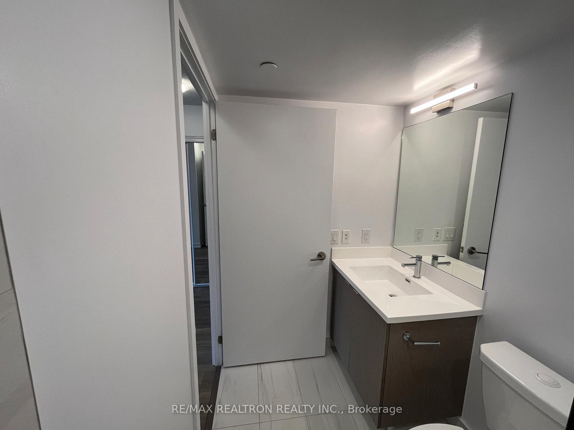 219 Dundas Street Unit 1806 photo 33
