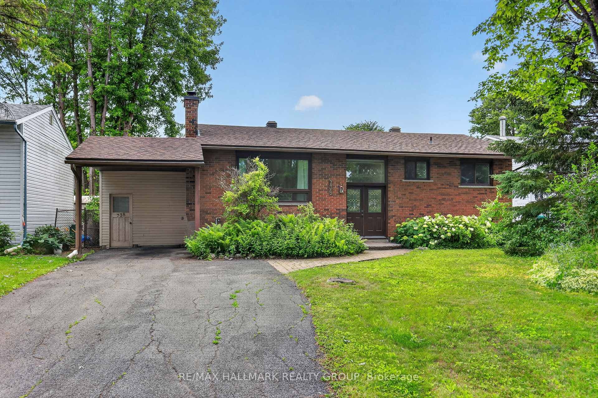 738 Stiles Crescent photo 1