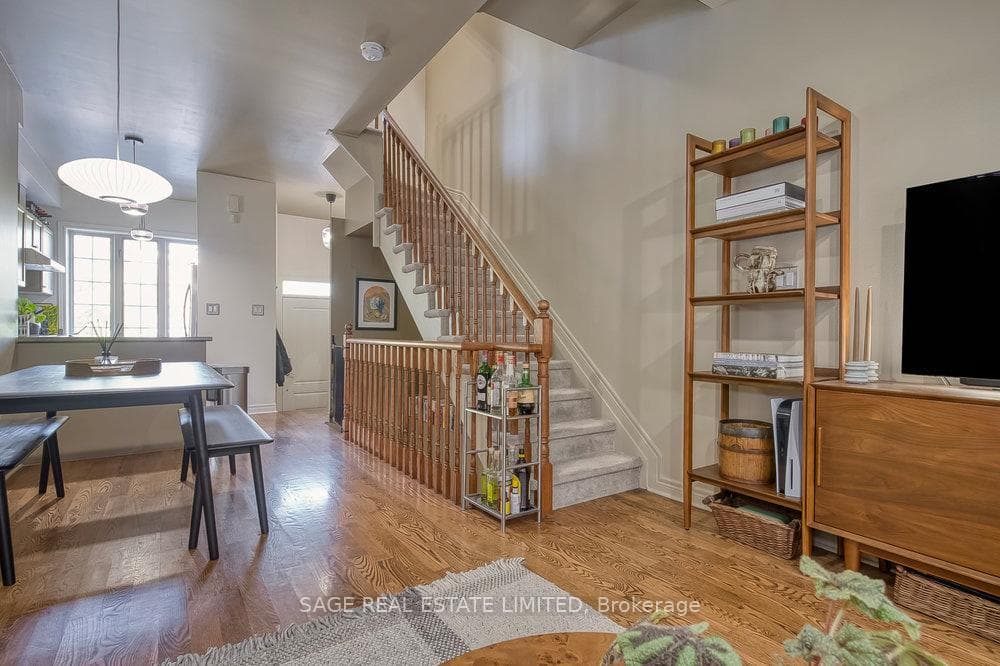 2543A Dundas Street photo 13