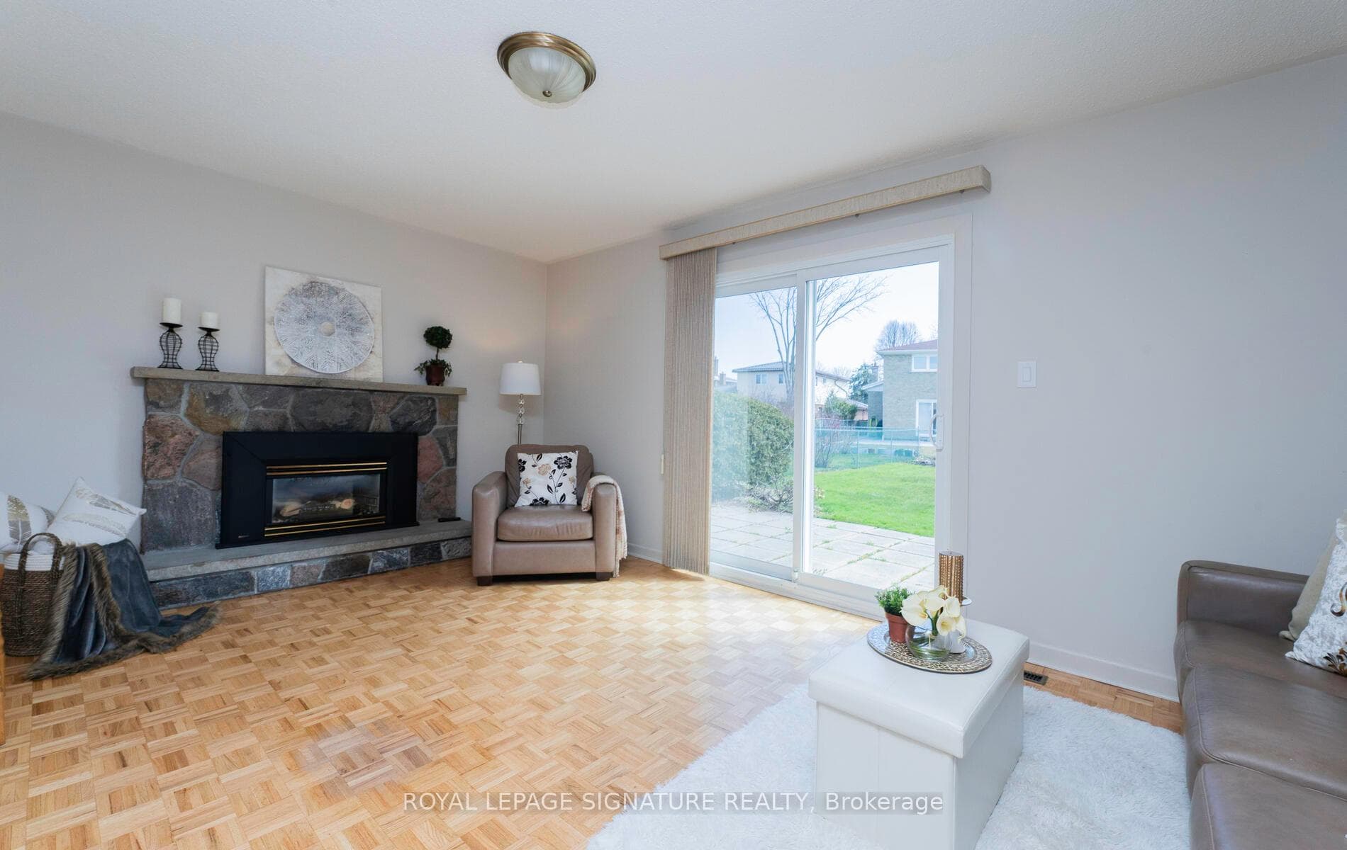 17 Pebblehill Square photo 15