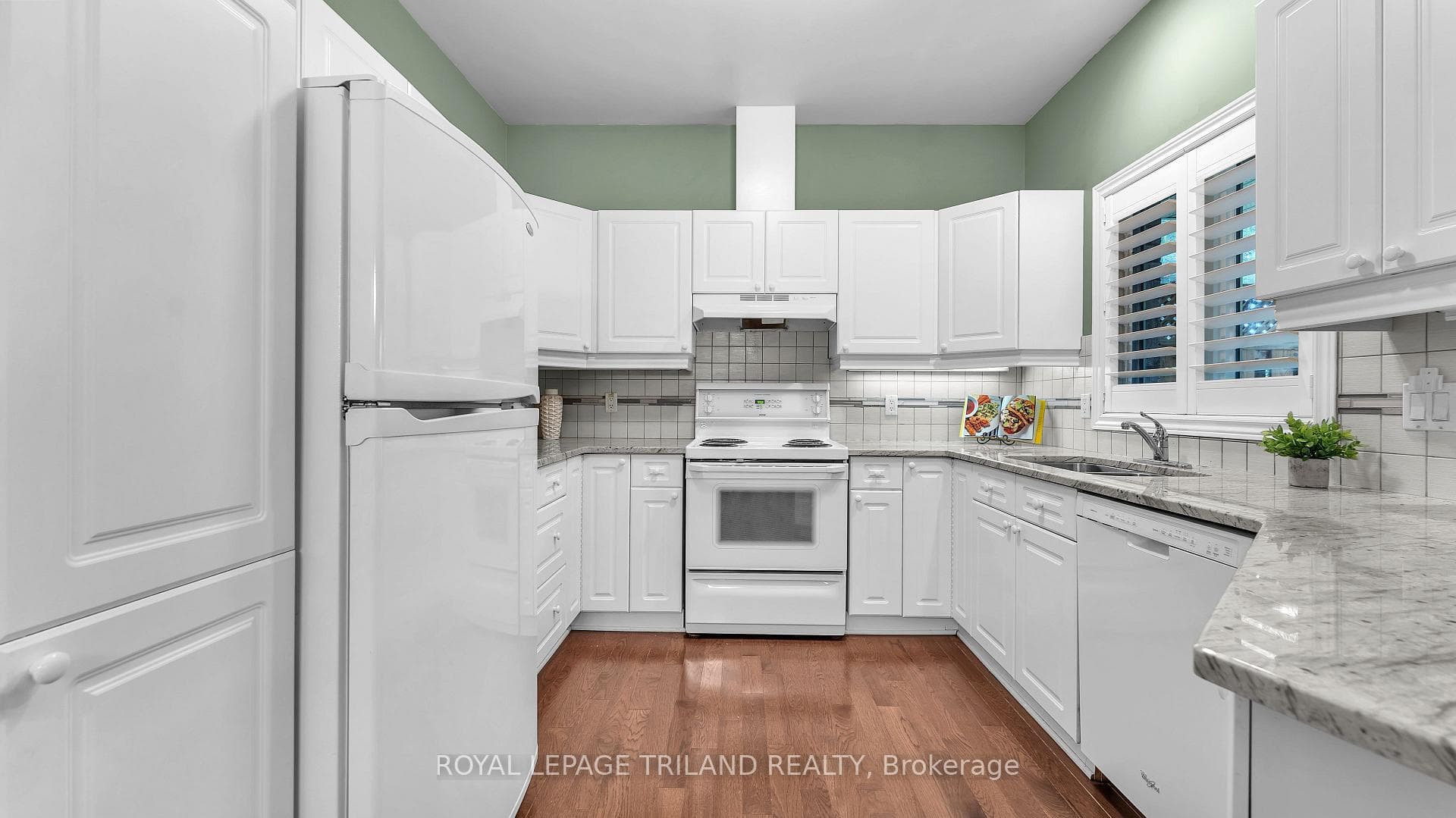 1574 RICHMOND Street Unit 28 photo 11