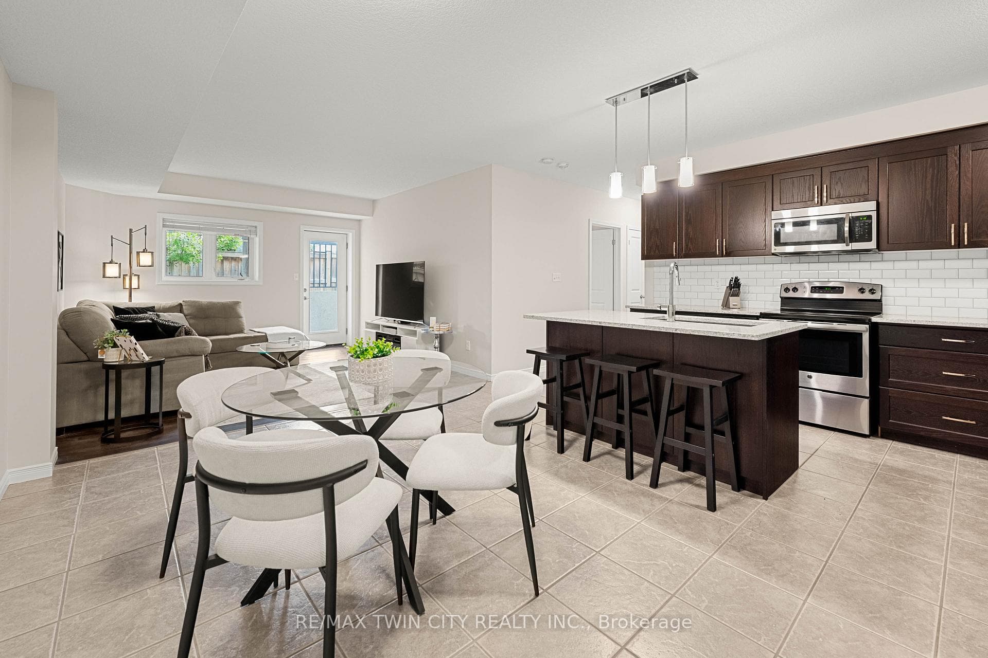 208 Jessica Crescent Unit B photo 19