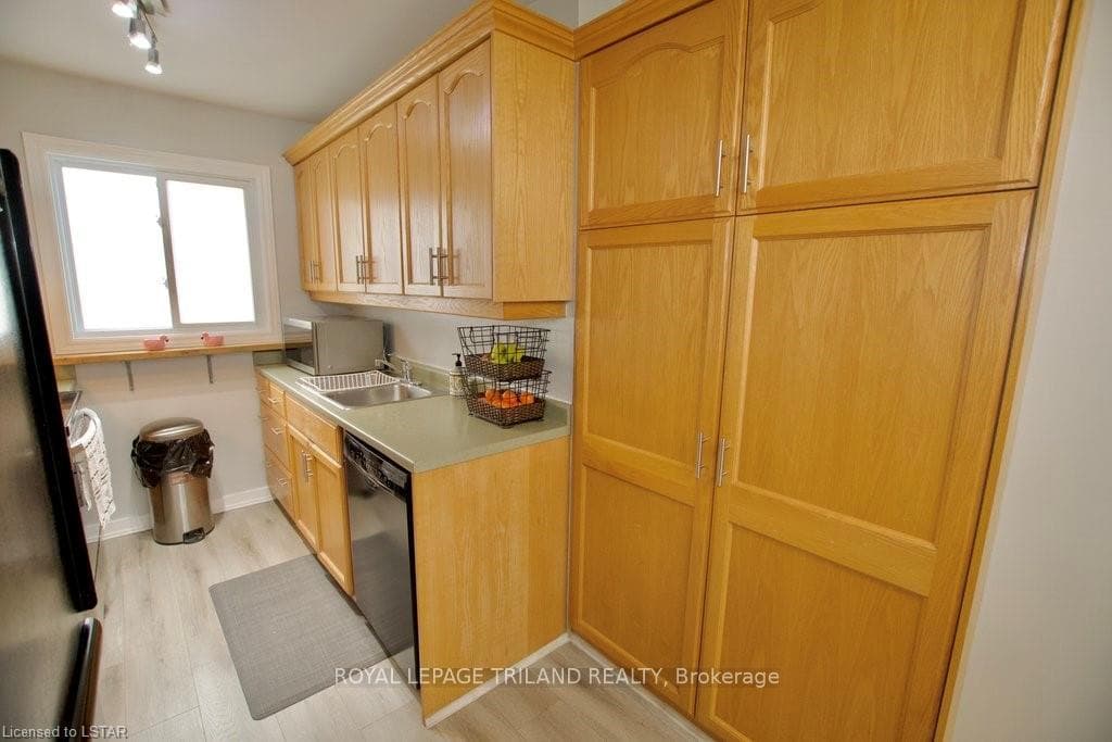 166 SOUTHDALE Road Unit 67 photo 26