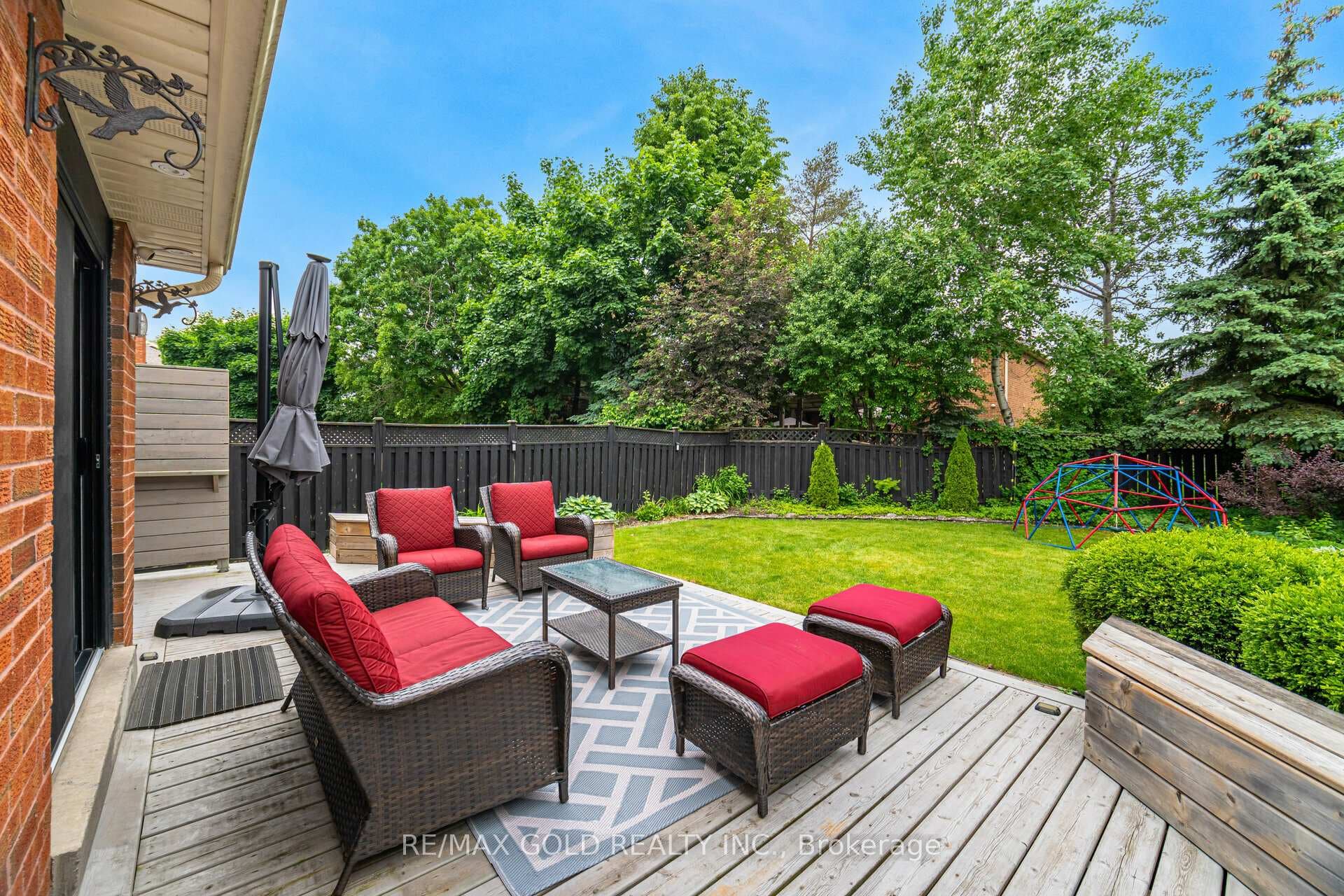 12 Hall Crescent photo 35