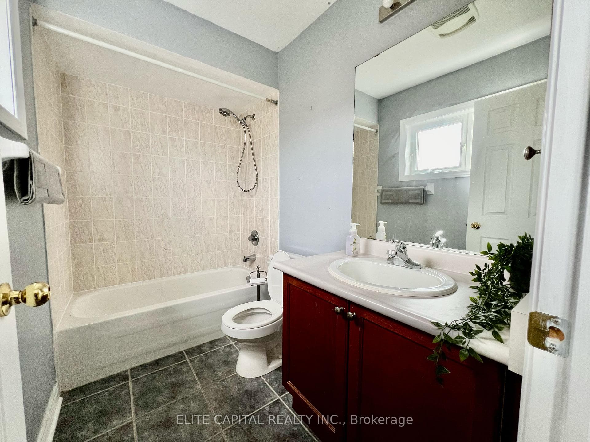 381 Wright Crescent photo 14