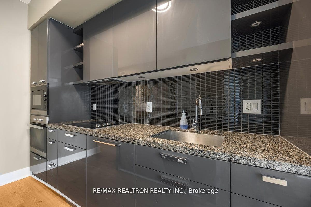 32 Davenport Road Unit 604 photo 18