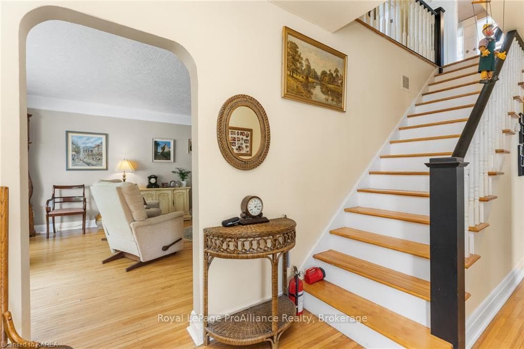 158 HILLENDALE Avenue photo 4