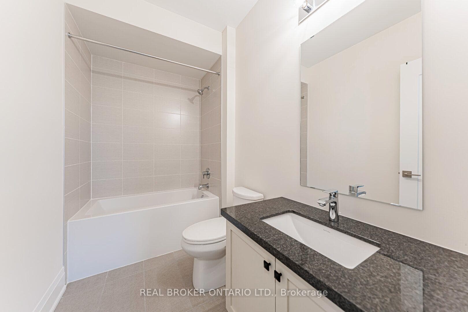 2nd Floor Hallway Bathroom (4-PC)
