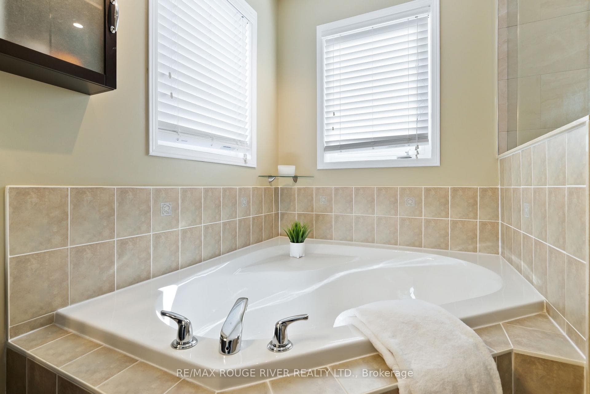 74 Donlevy Crescent photo 27
