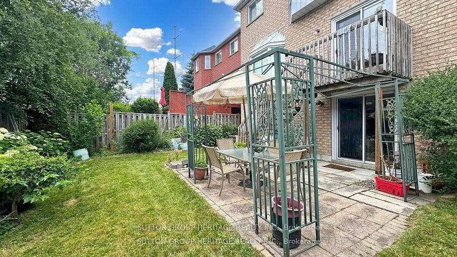 1452 Sandhurst Crescent photo 37