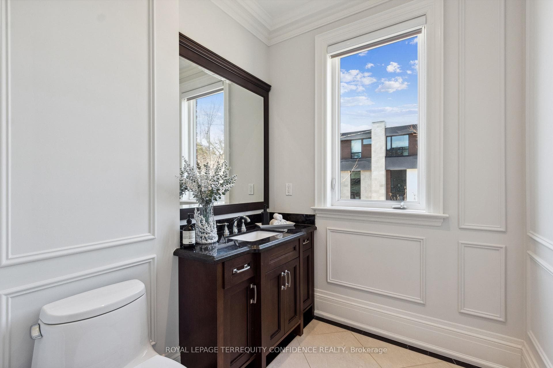 241 Hounslow Avenue photo 5