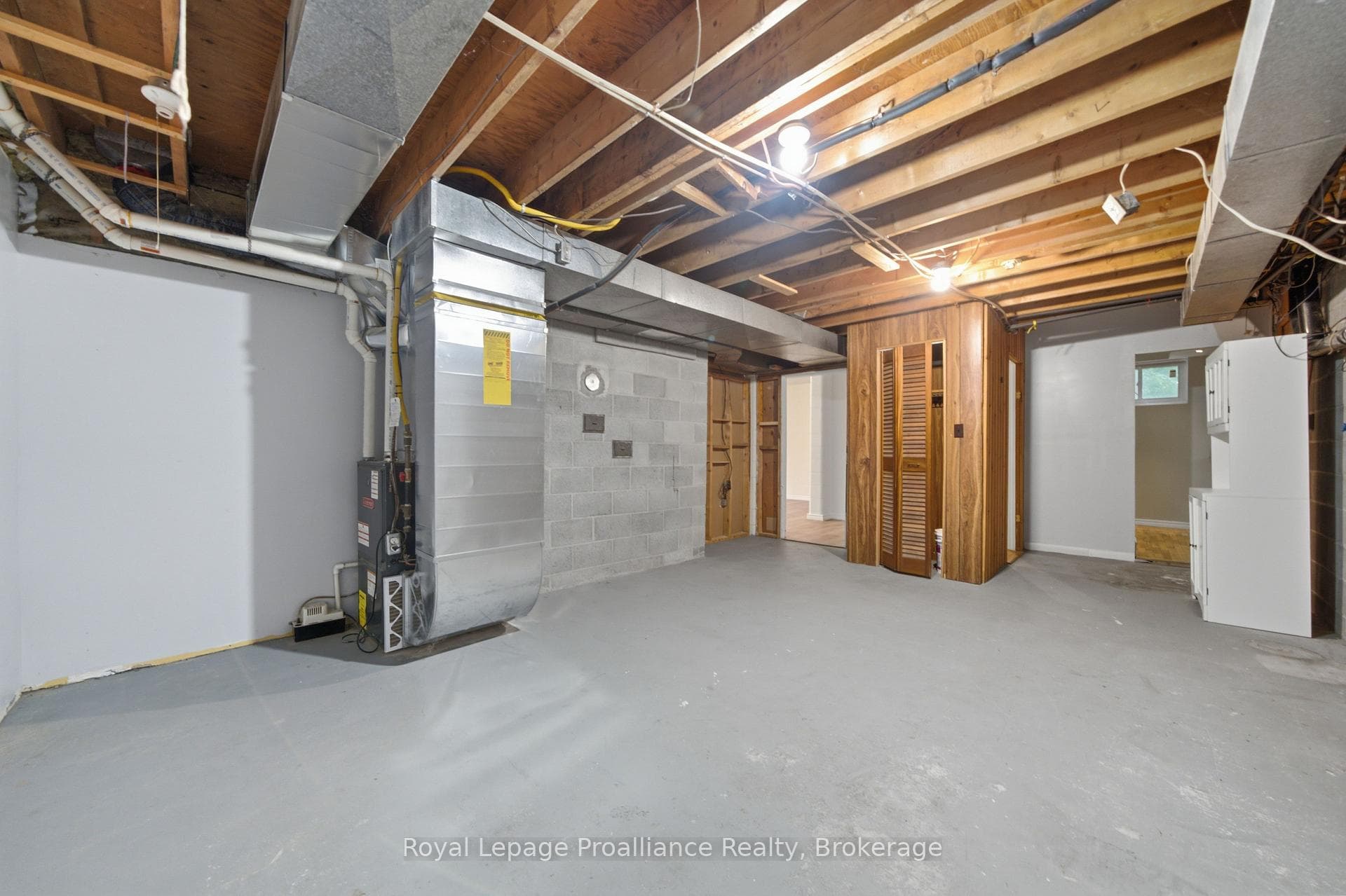 156 Pinehill Crescent photo 32