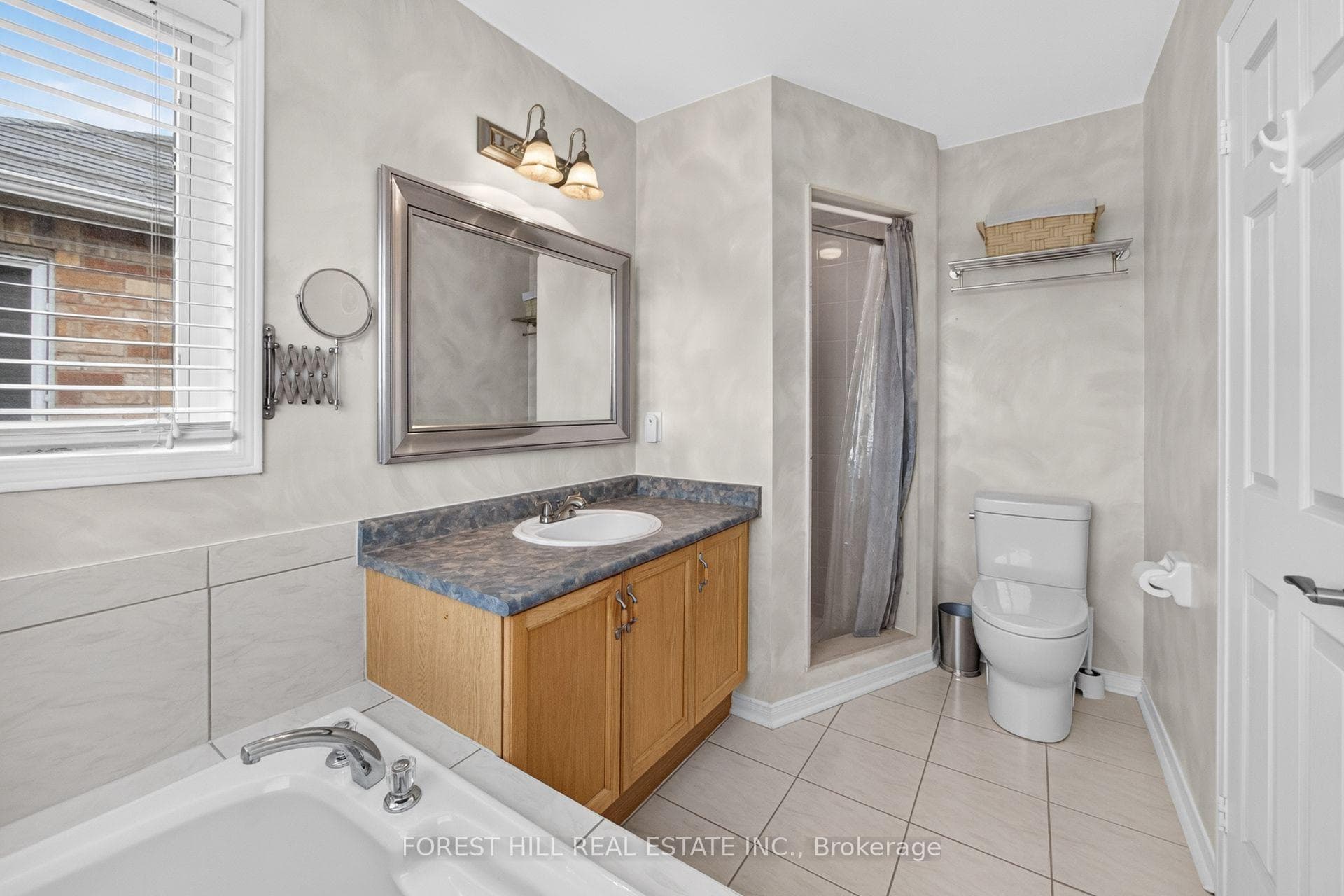 92 Senator Way photo 19