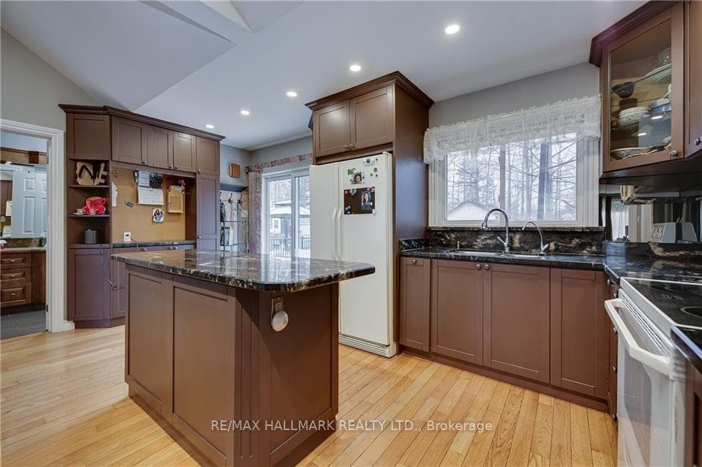 2052 Centre Avenue photo 2