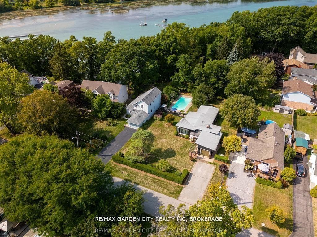 46 HENLEY Drive photo 3
