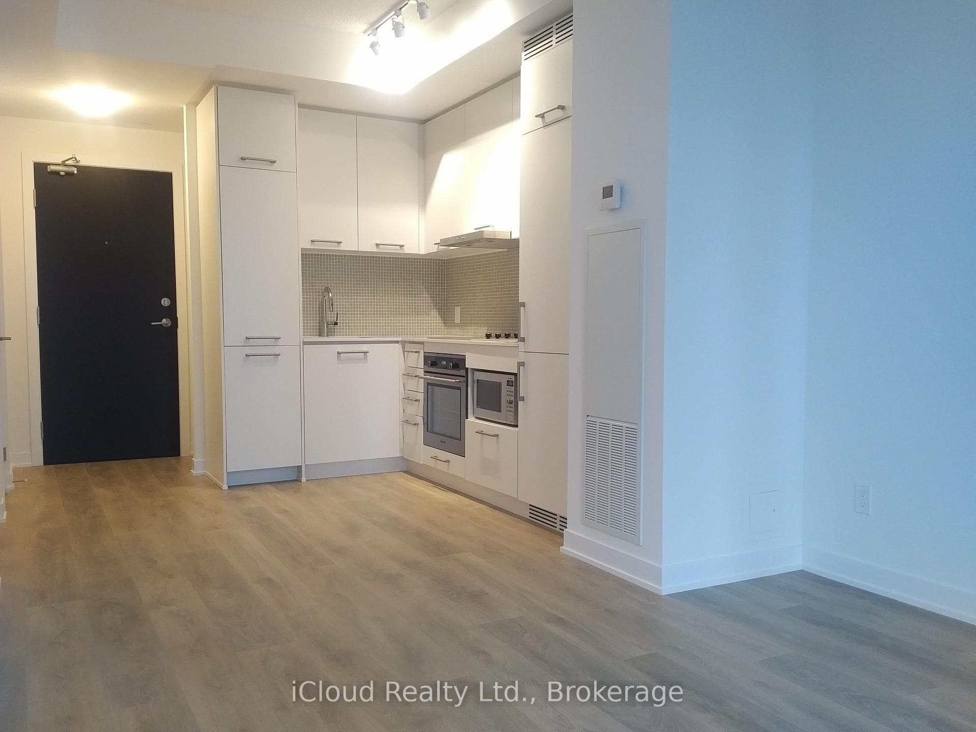 Foyer, Kitchen & Dining Areas