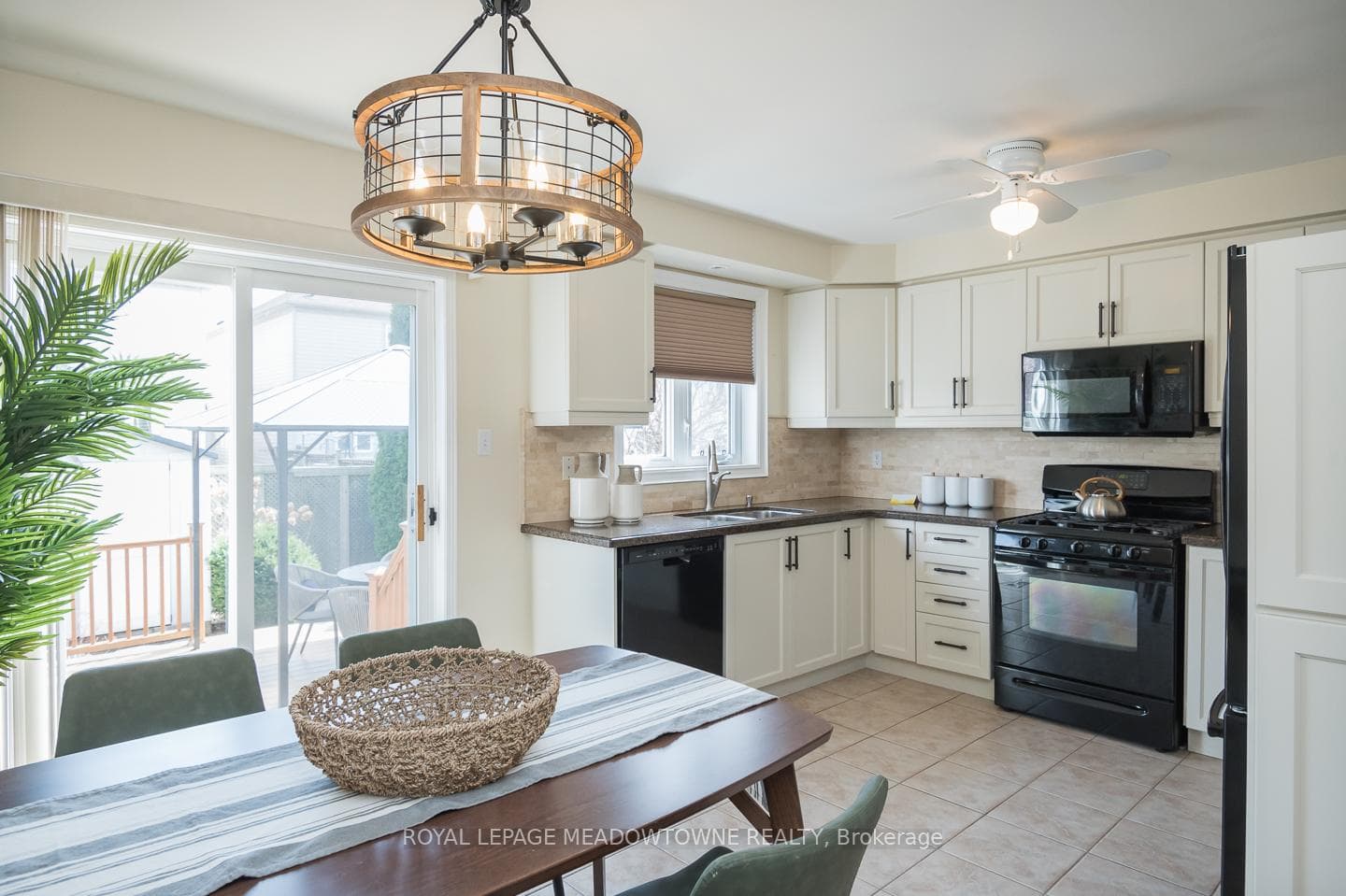 210 Hampshire Way photo 12