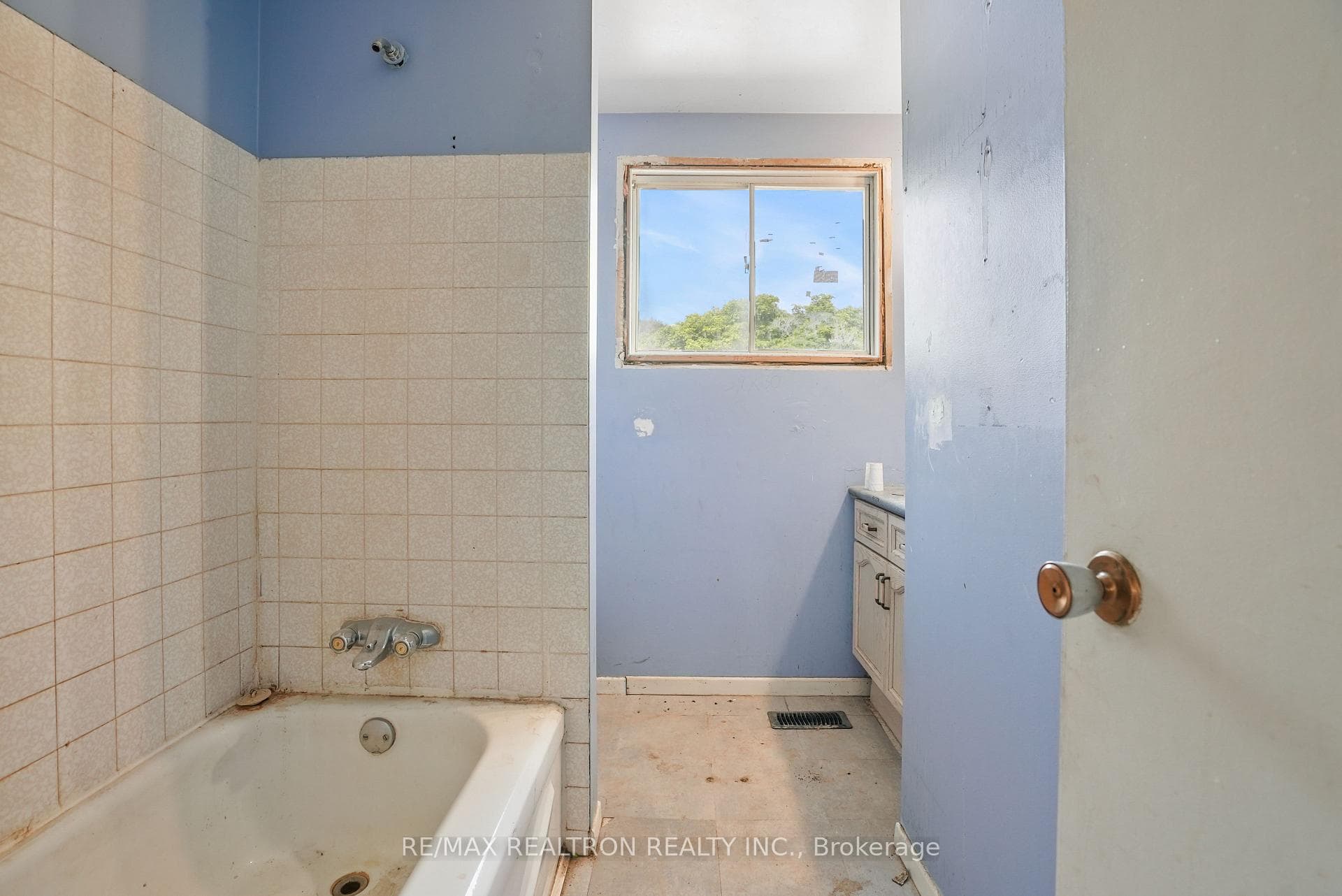 94 Mowat Crescent photo 23