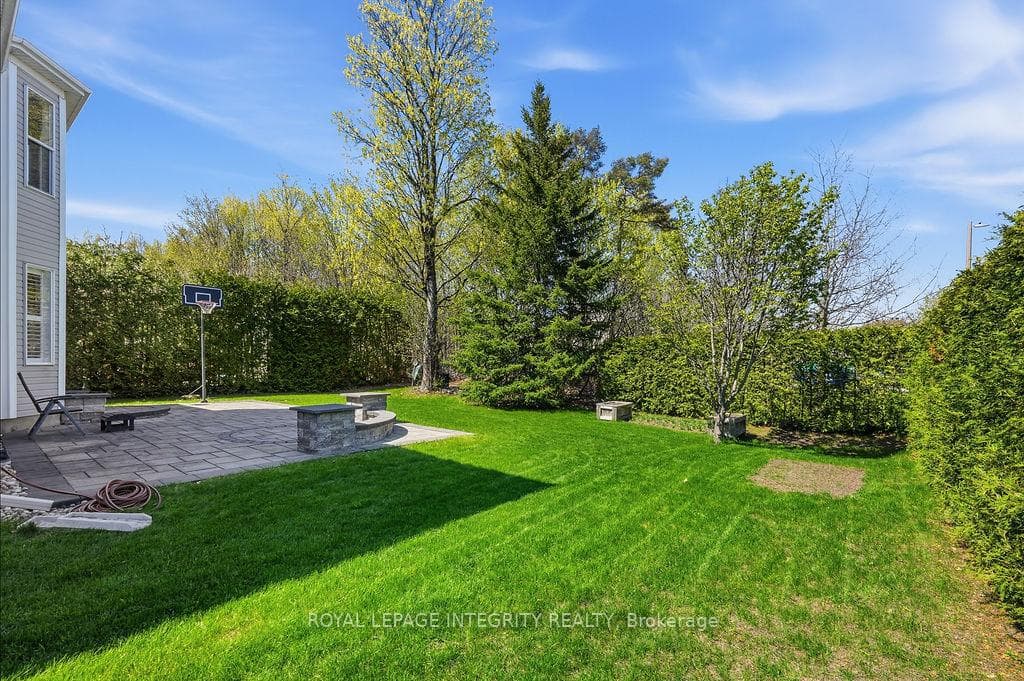 185 INSMILL Crescent photo 46