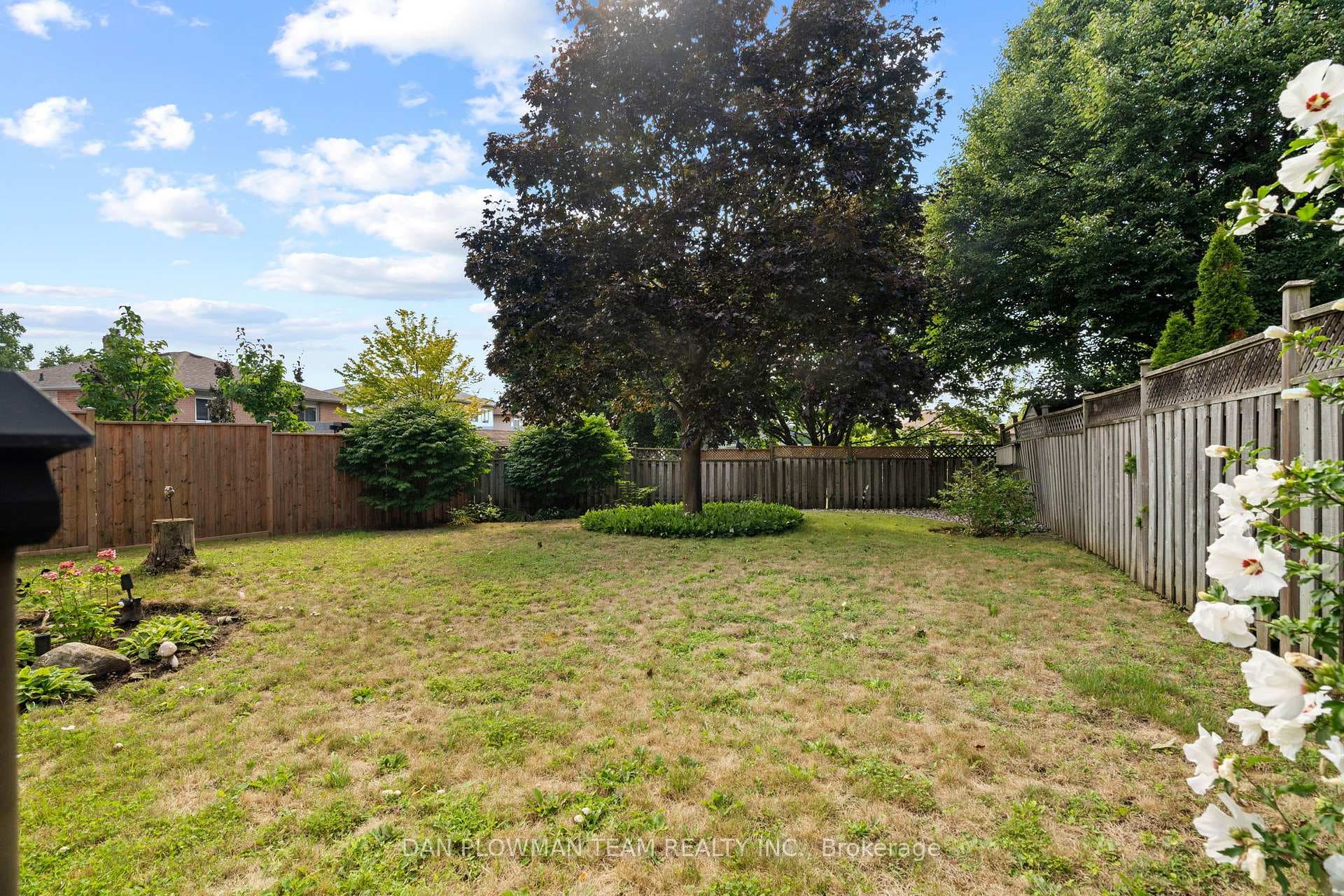 695 Crimson Crescent photo 37
