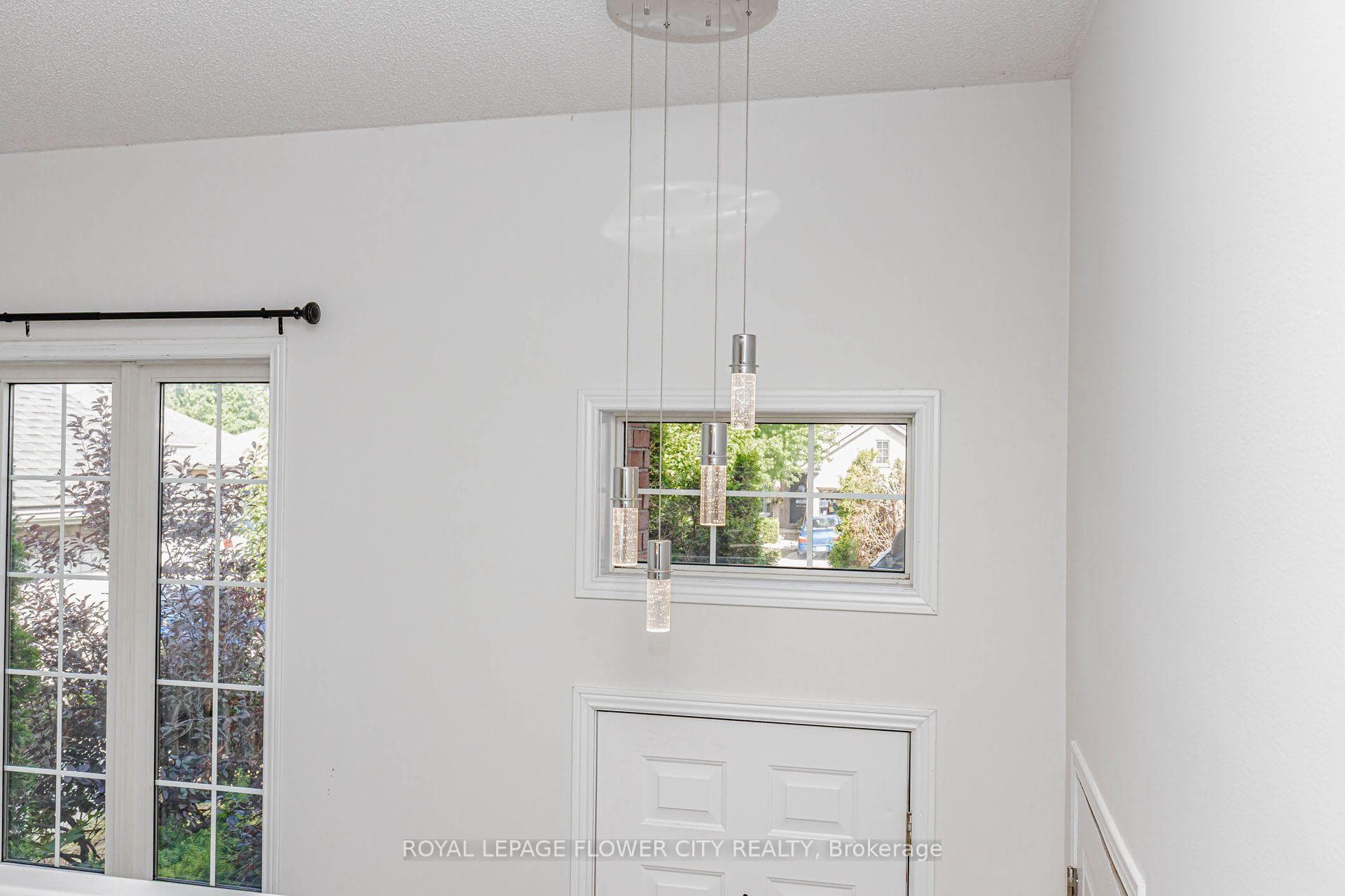47 QUEENSWAY Drive photo 11