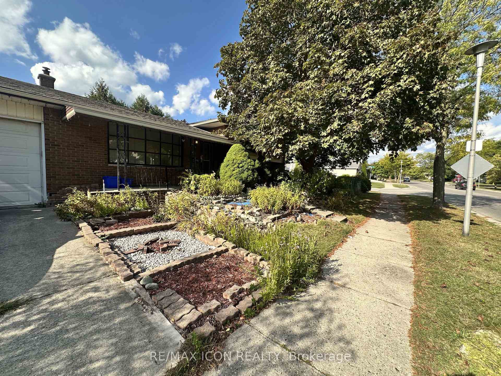 114 Archer Crescent photo 3