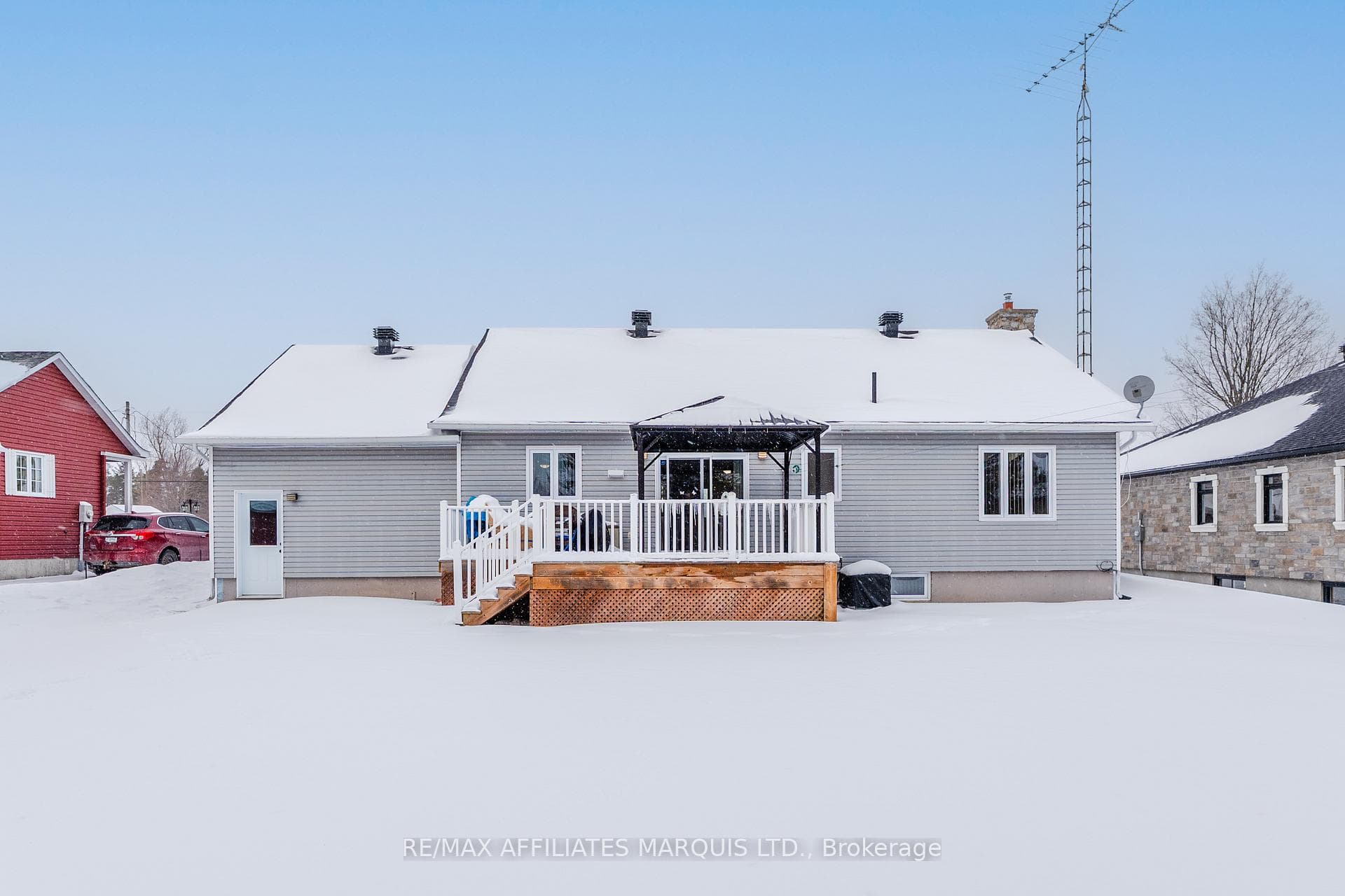 20322 Lochiel Street photo 40