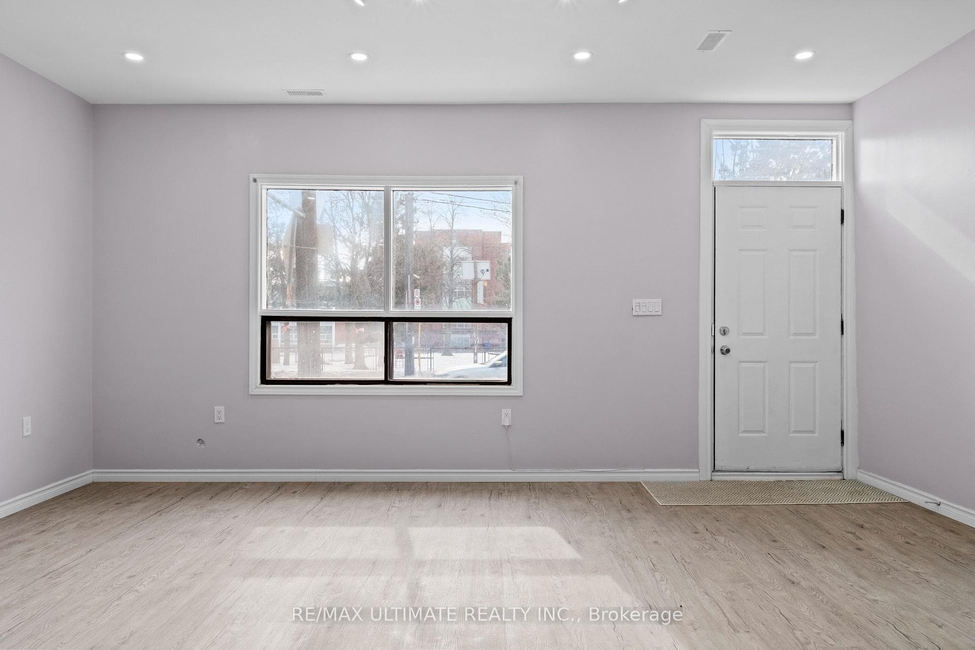 658 Dundas Street photo 5