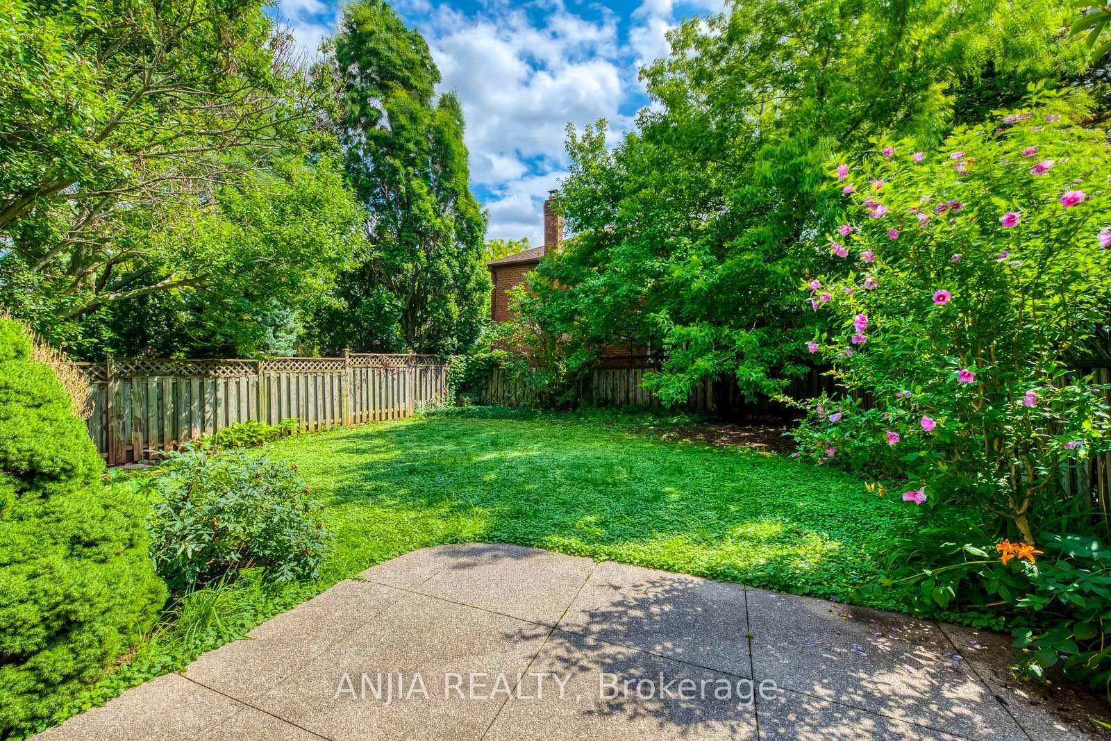2138 Glenora Drive photo 26