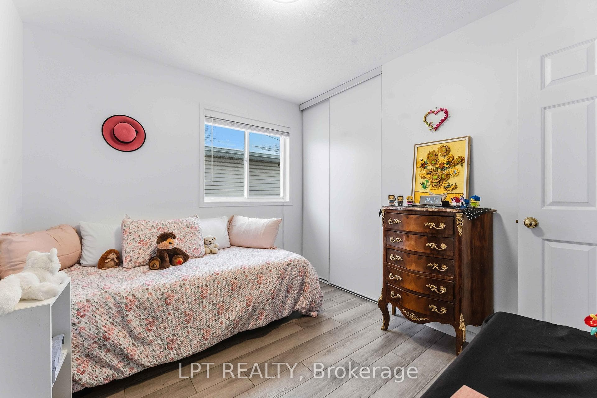 1549 Senateurs Way photo 20
