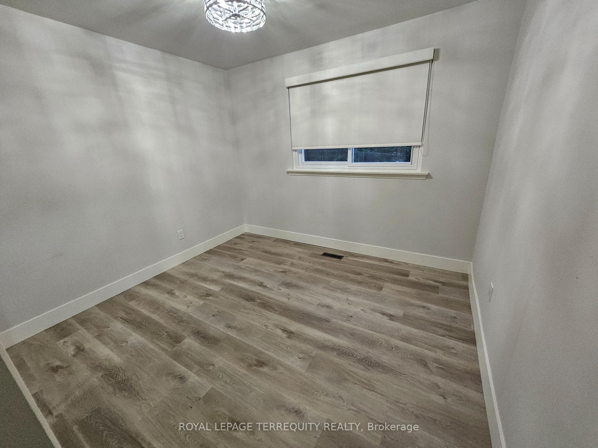 2067 Obeck Crescent photo 23