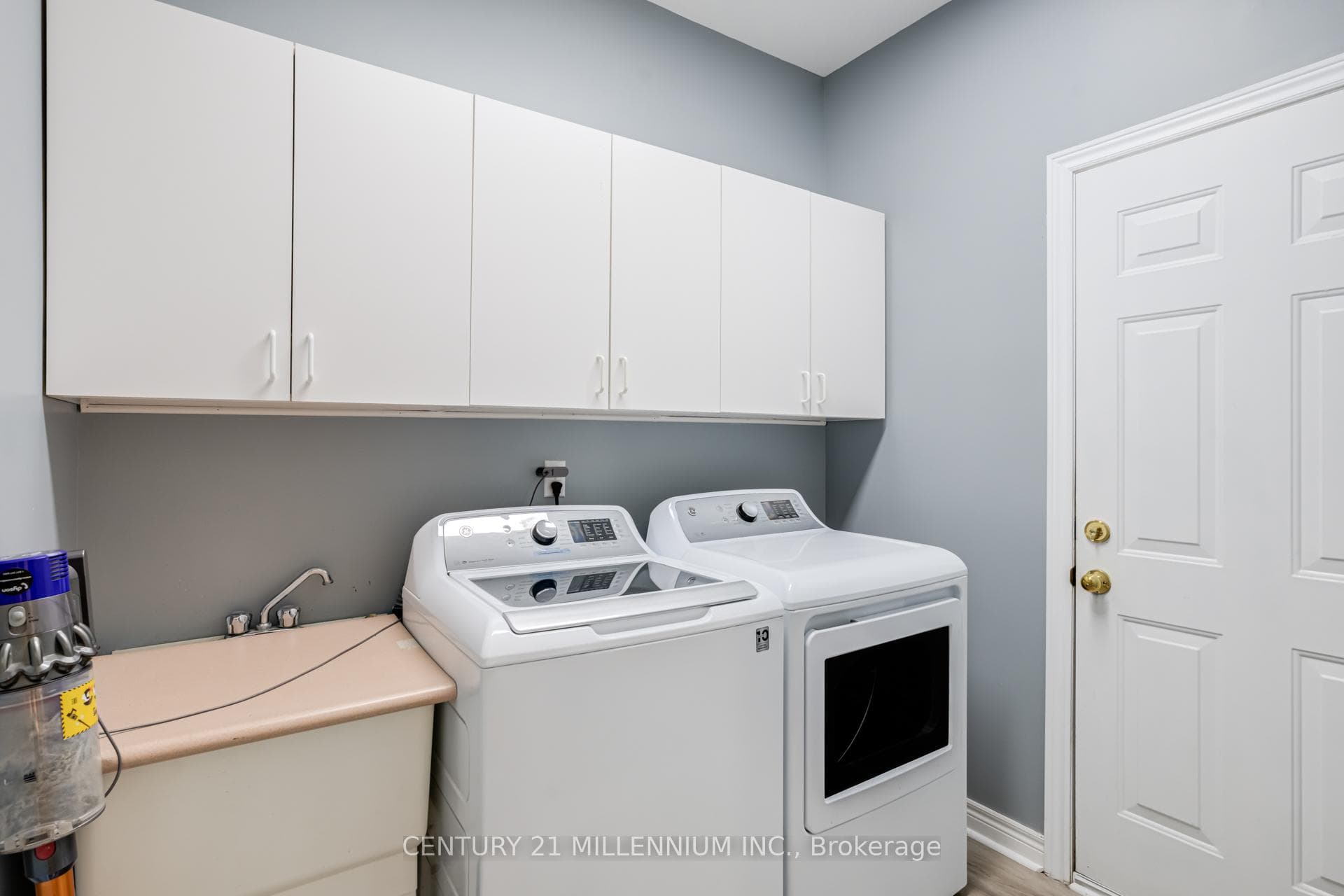93 Samuel Crescent photo 23