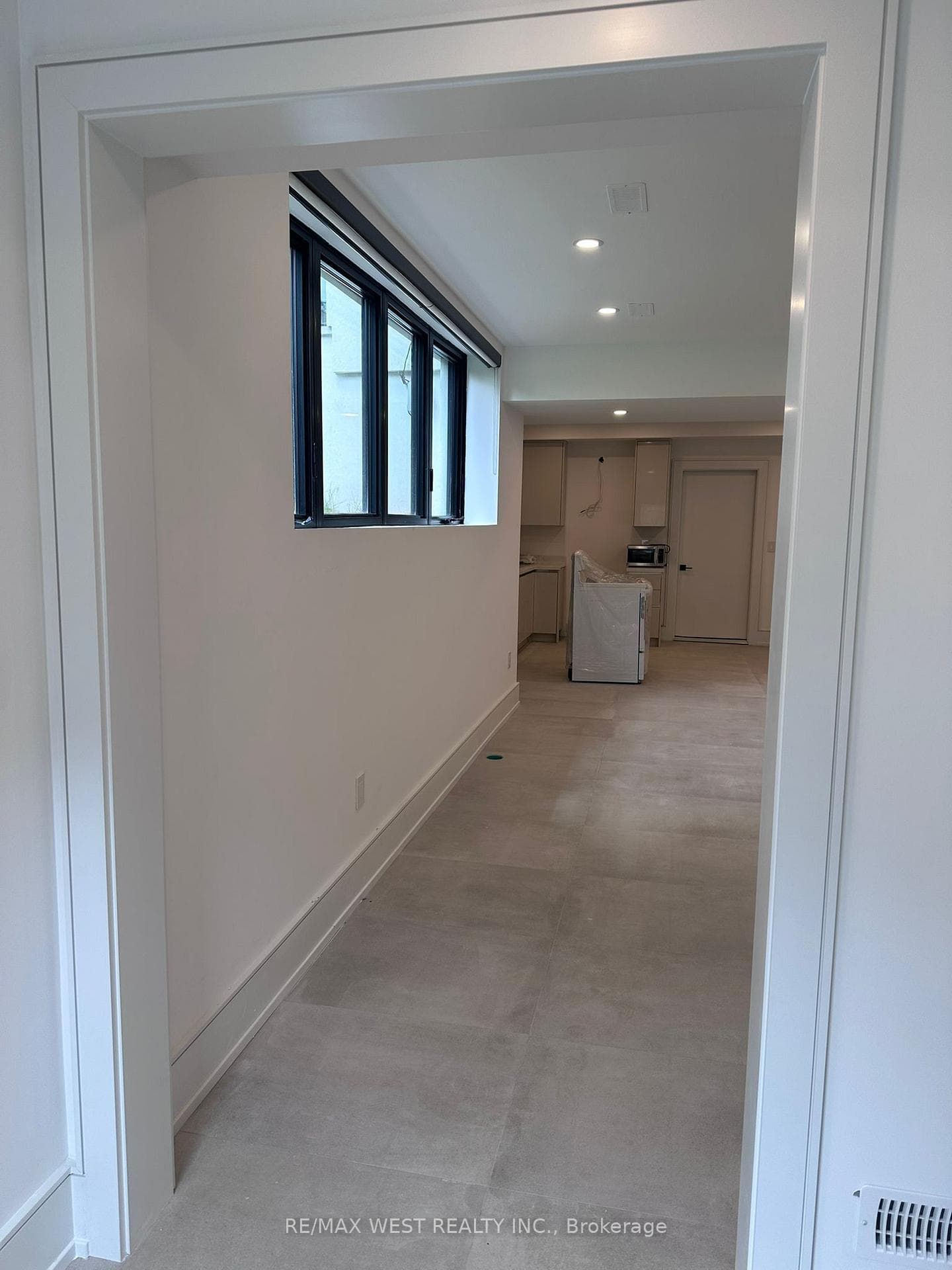 506 Wellington Crescent Unit Basement photo 11