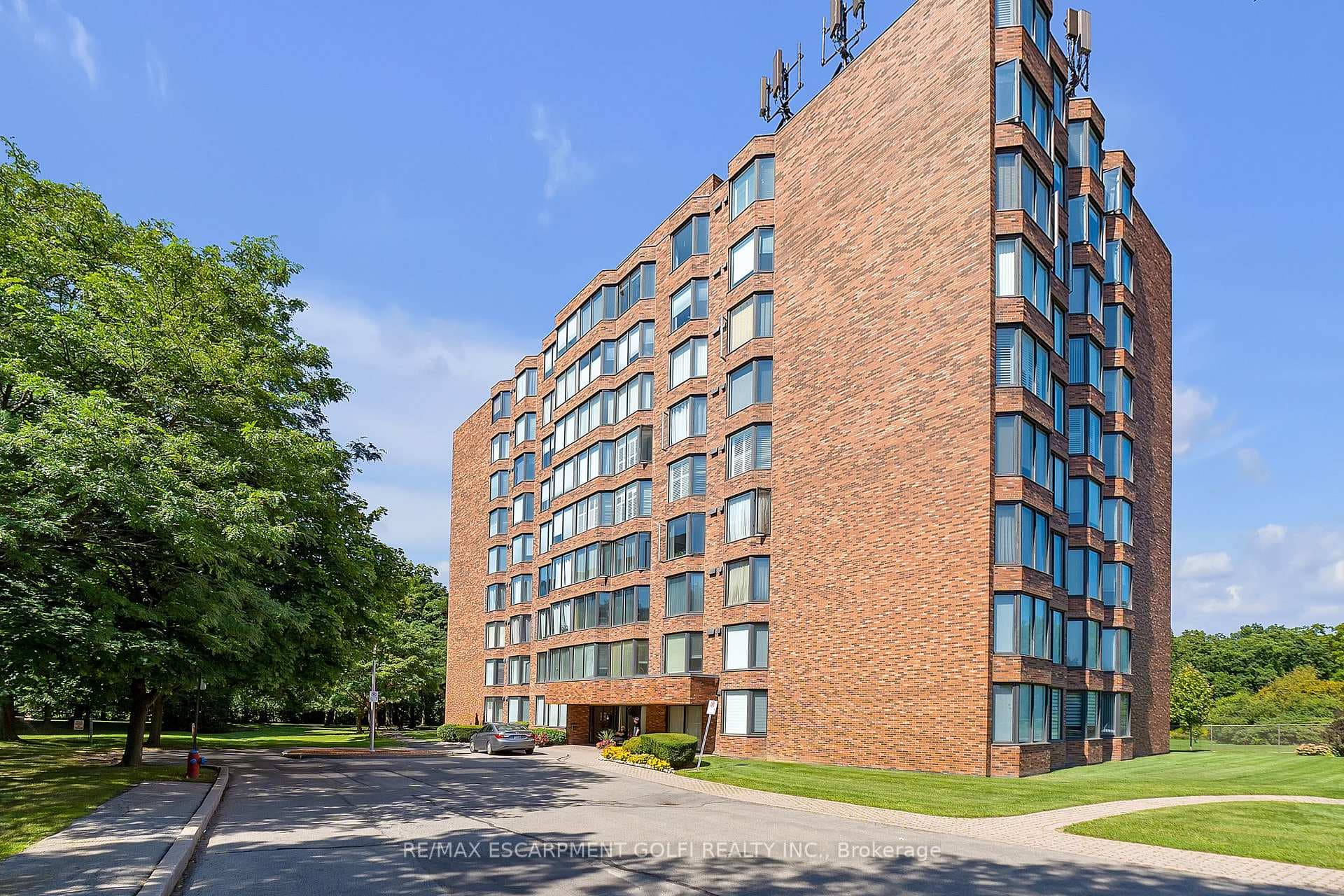 180 Limeridge Road Unit 702 photo 1
