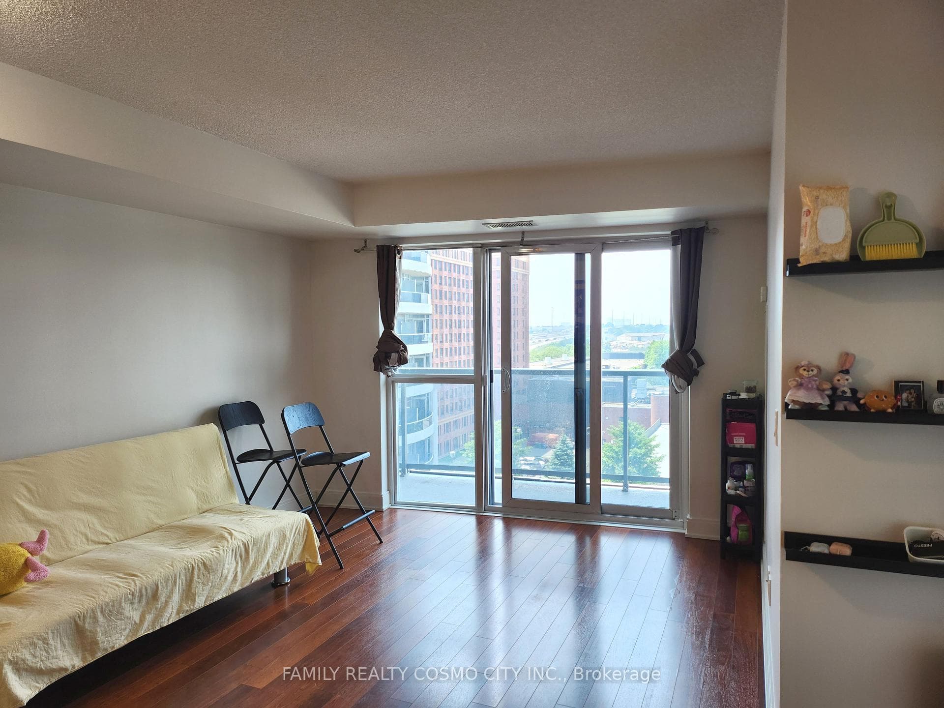 135 Village Green Square Unit 820 photo 5