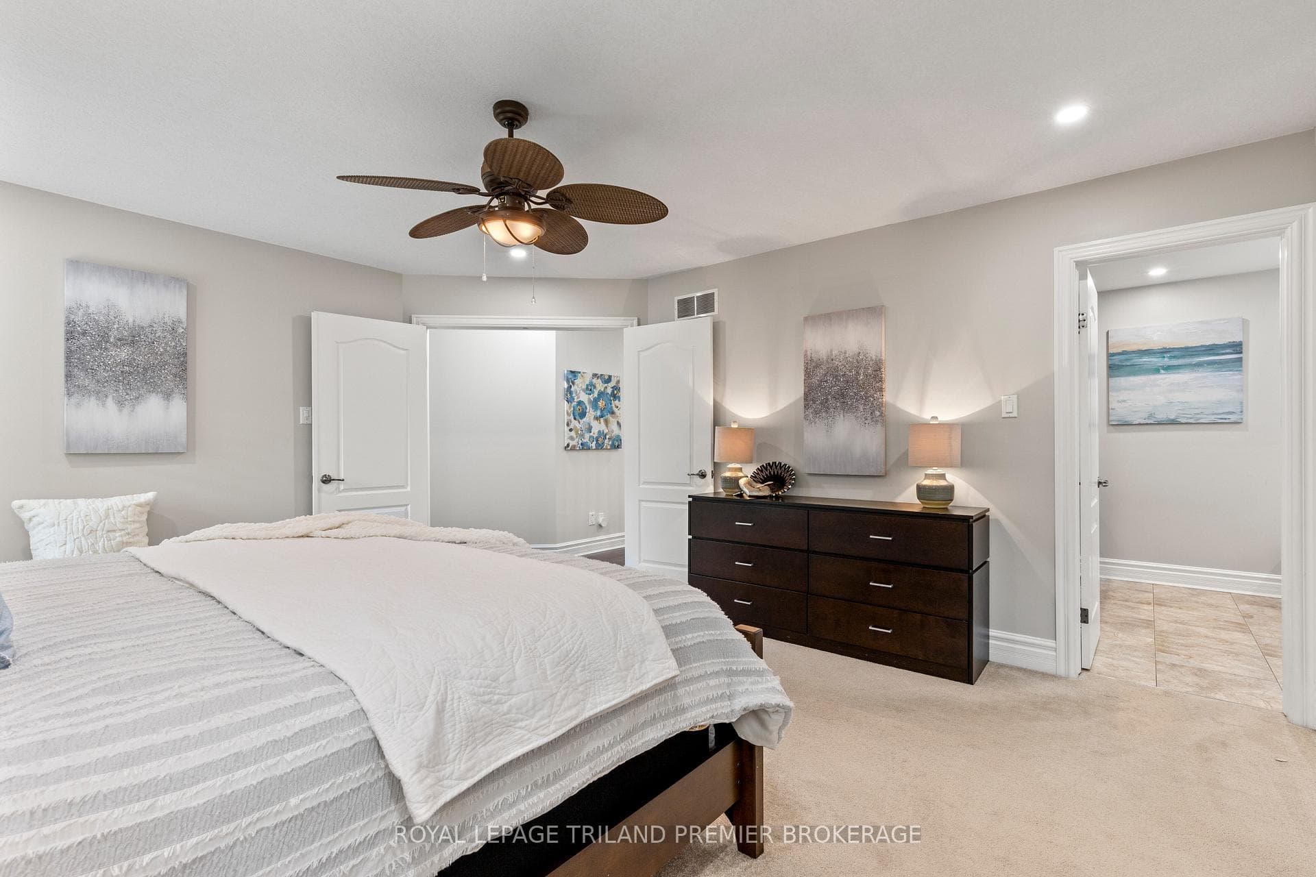 892 Talisman Crescent photo 16
