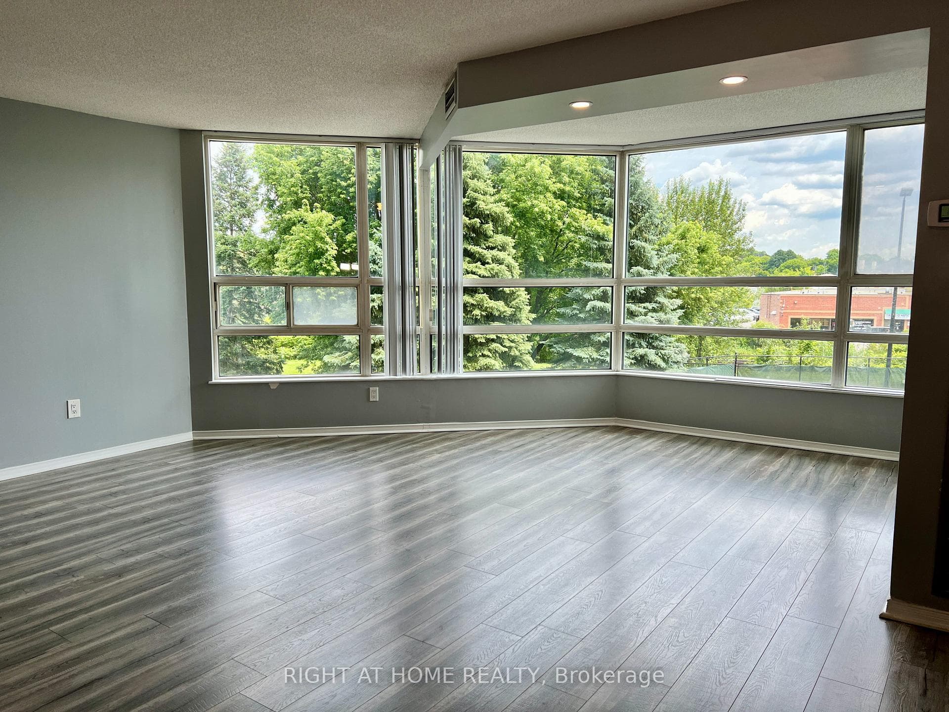 7825 Bayview Avenue Unit 323 photo 2