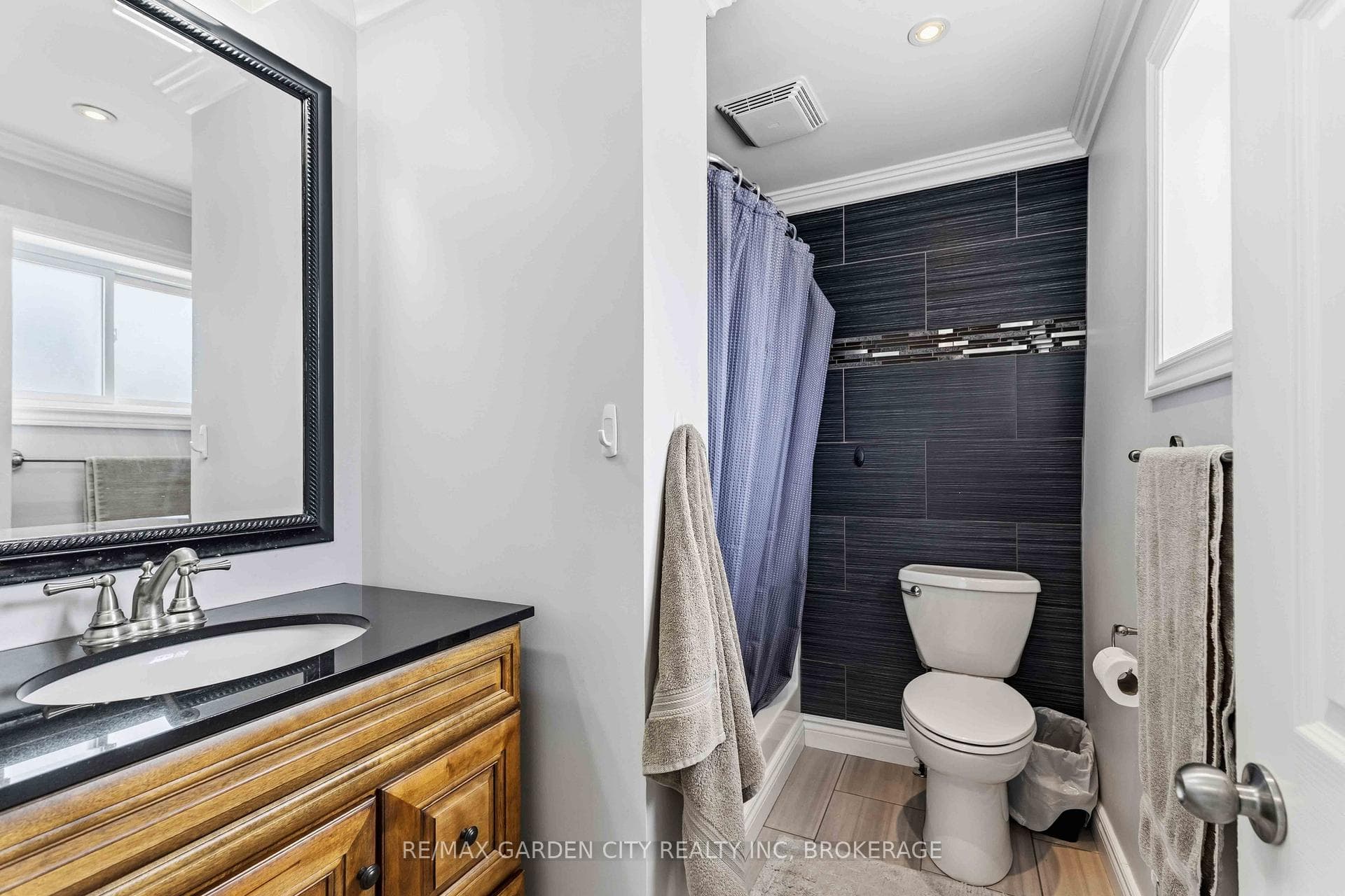 147 CAIRNS Crescent photo 34