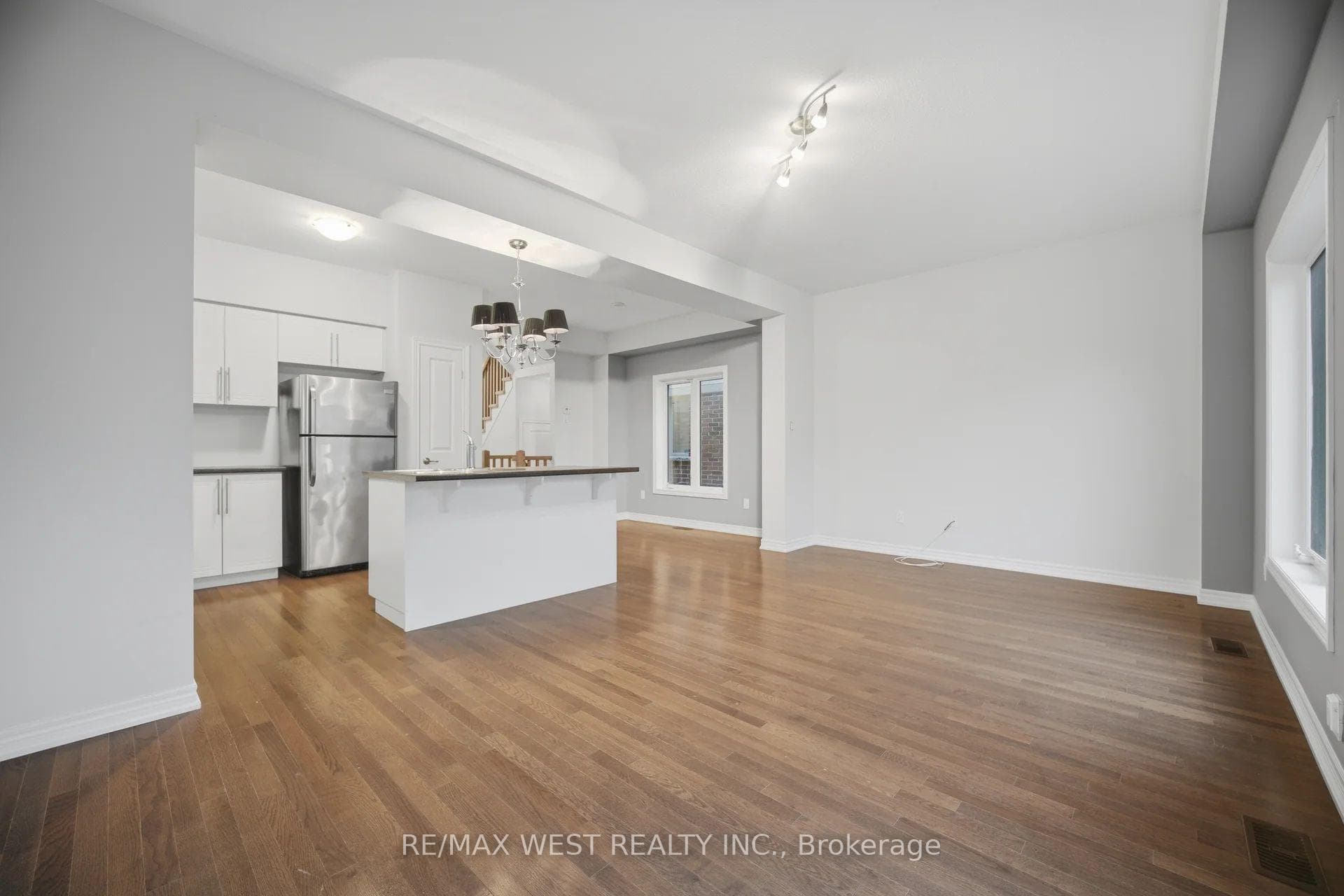 137 Echovalley Drive photo 19
