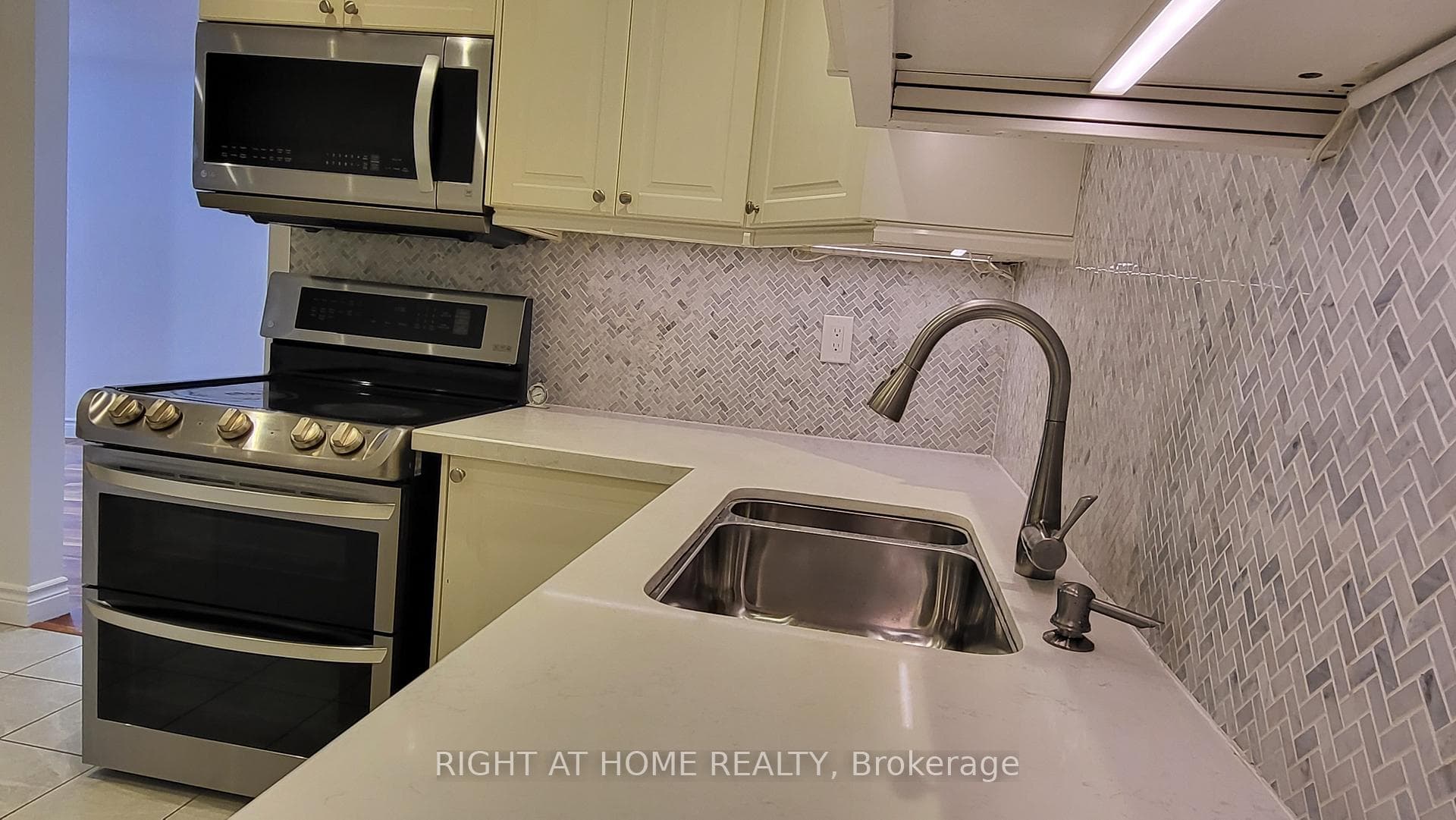 32 Niles Way photo 3