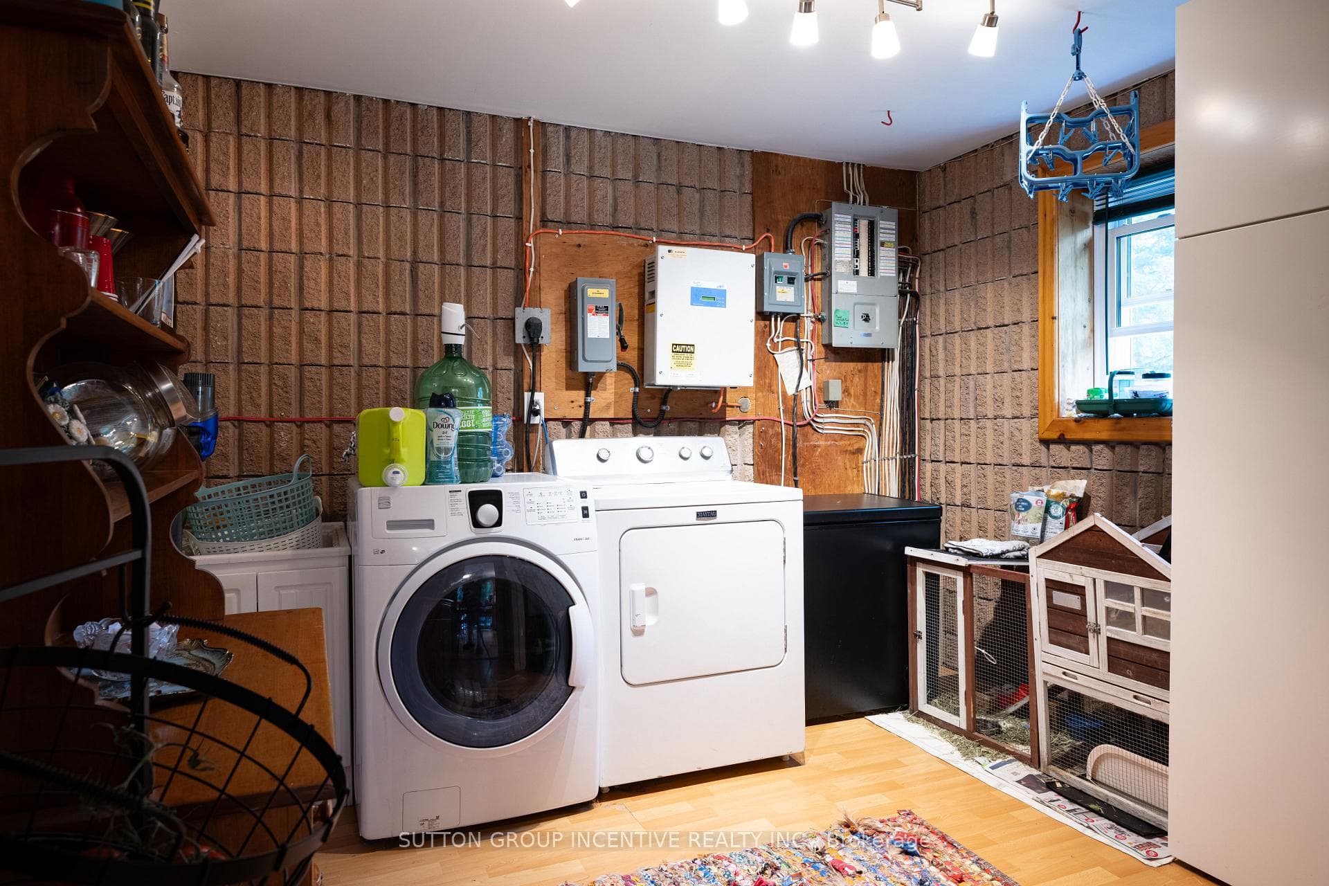 Main floor laundry room w/sink, pantry.