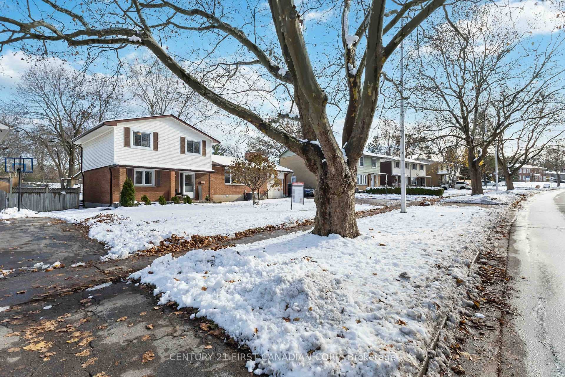 628 Viscount Road photo 5