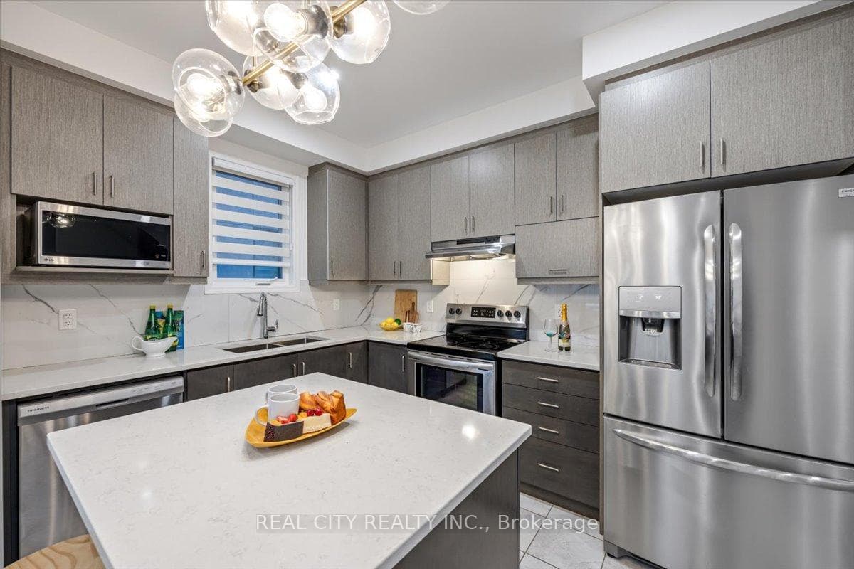 126 Huguenot Road photo 18