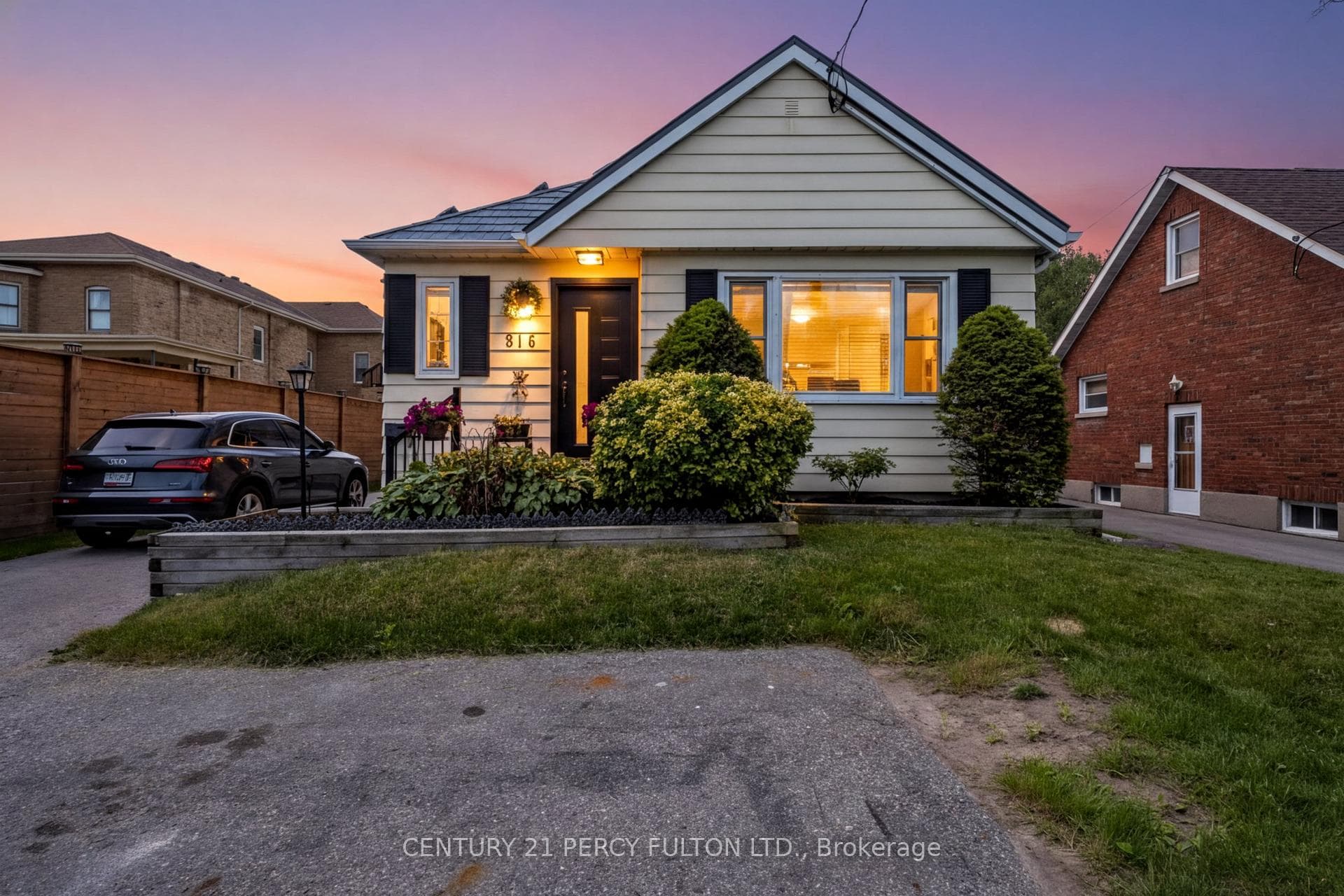 816 SIMCOE Street photo 3